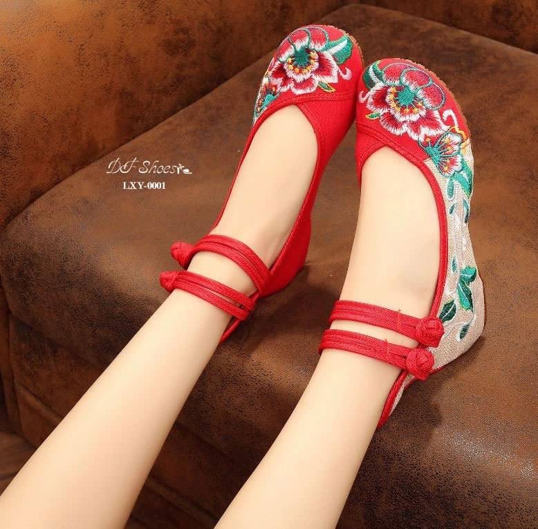 สินค้าพร้อมส่ง ต้อนรับเทศกาลตรุษจีน รองเท้าปักรัดข้อนำเข้า วัสดุผ้าแคนวาส น้ำหนักเบา ใส่สบายค่ะ เสริมส้นด้านใน พื้นยางกันลื่น ห้ามพลาดนะคะ