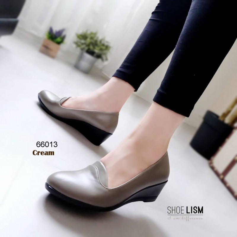 งานขายดี มาเพิ่มครบสี พร้อมส่งจร้า!! รองเท้าคัชชูด้านในบุนวมนิ่มเว่อร์!! เพื่อสุขภาพเท้า ด้านหน้าจะเย็บขอบกันกัด ด้านในบุนวมทั้งพื้น เดินนิ่มสบายมากค่ะ ต้องลอง!