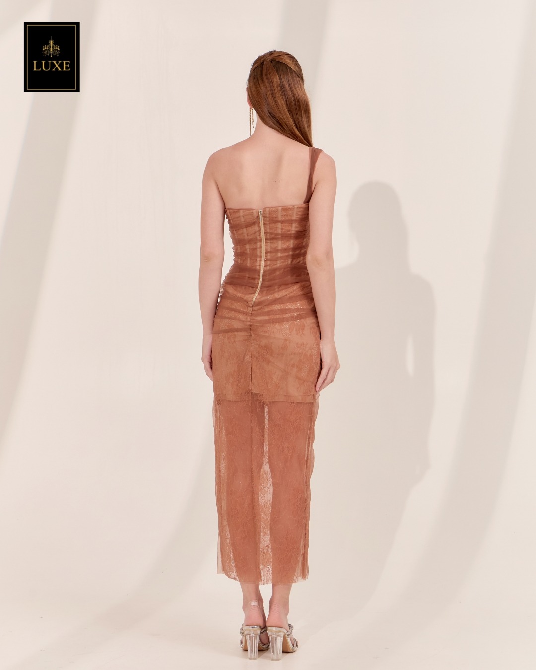 เดรสแฟชั่น เดรสเสื้อเกาะอก มีโครงแบบคอร์เซ็ต ซ้อนทับด้วยผ้าเน็ตจับเดรป กระโปรงจับเดรป