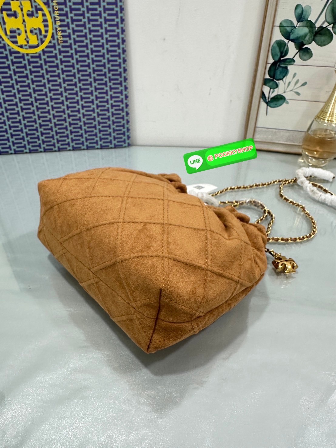 Tory Burch Fleming Drawstring Bag ผลิตจากหนังนิ่ม ตกแต่งด้วยลายไดมอนด์และสายโซ่