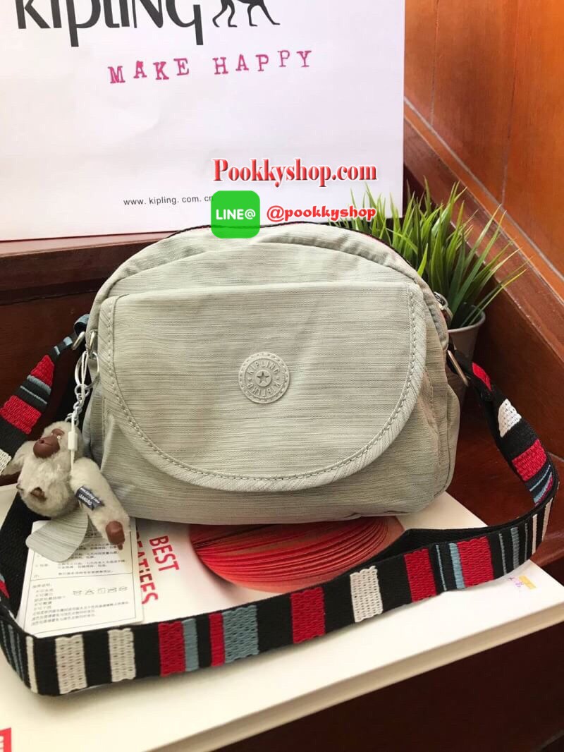 Kipling Flax Shoulder Bag กระเป๋าสะพายข้างทรงcrossbody ปรับความยาวสายให้เข้ากับลำตัวได้ฟรีไซส์ วัสดุไนล่อนคุณภาพสูงและน้ำหนักเบา กันน้ำได้ ด้านหน้ามีช่องให้หนึ่งช่อง เปิดปิดช่องซิปหลัก แบบซิปเดียว ภายในกว้างและมีช่องซิป/ช่องเล็กให้ใส่ของจุกจิก ด้านหน้าประ