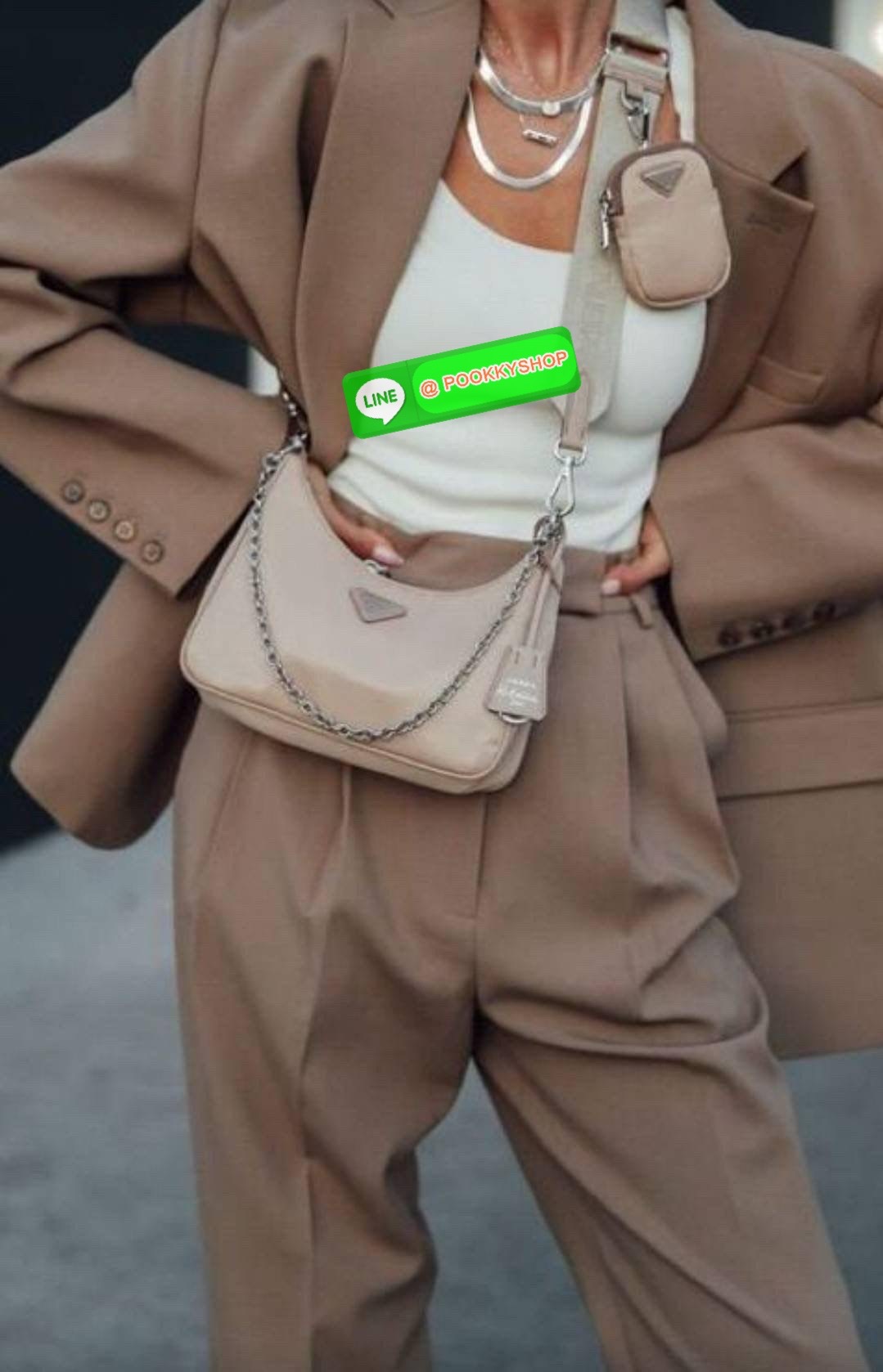 PRADA RE-EDITION 2005 RE-NYLON SHOULDER BAG ไอเท็มสุดปัง ที่ฮิตตลอดกาลไม่ว่าจะปีไหนๆ จัดให้ครบทั้งสีขายดีและสีใหม่ล่าสุด ที่สายคุณหนูห้ามพลาด!! กับกระเป๋าสะพายทรงคลาสสิค เหมาะเป็น everyday bag มากๆ วัสดุผ้าไนล่อนคุณภาพ พร้อมใบลูก ไว้ใส่เหรียญ ใส่กุญแจได้ส