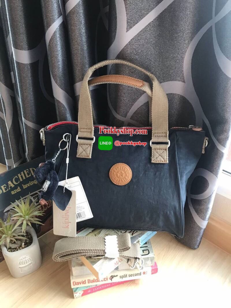 Kipling women’s amiel handbag (k15371) กระเป๋าถือหรือสะพายข้างได้ วัสดุpolyamide100%เปิดปิดกระเป๋าแบบซิปเดียว ภายในมีฐานกว้าง มีช่องซิป ช่องเล็กแยกเป็นสัดส่วนพร้อมสายห้อยกุญแจ ด้านหลังกระเป๋ามีช่องซิปยาวหนึ่งช่องใช้งานได้จริง มาพร้อมสายสะพายถอดออกได้ ปรับ