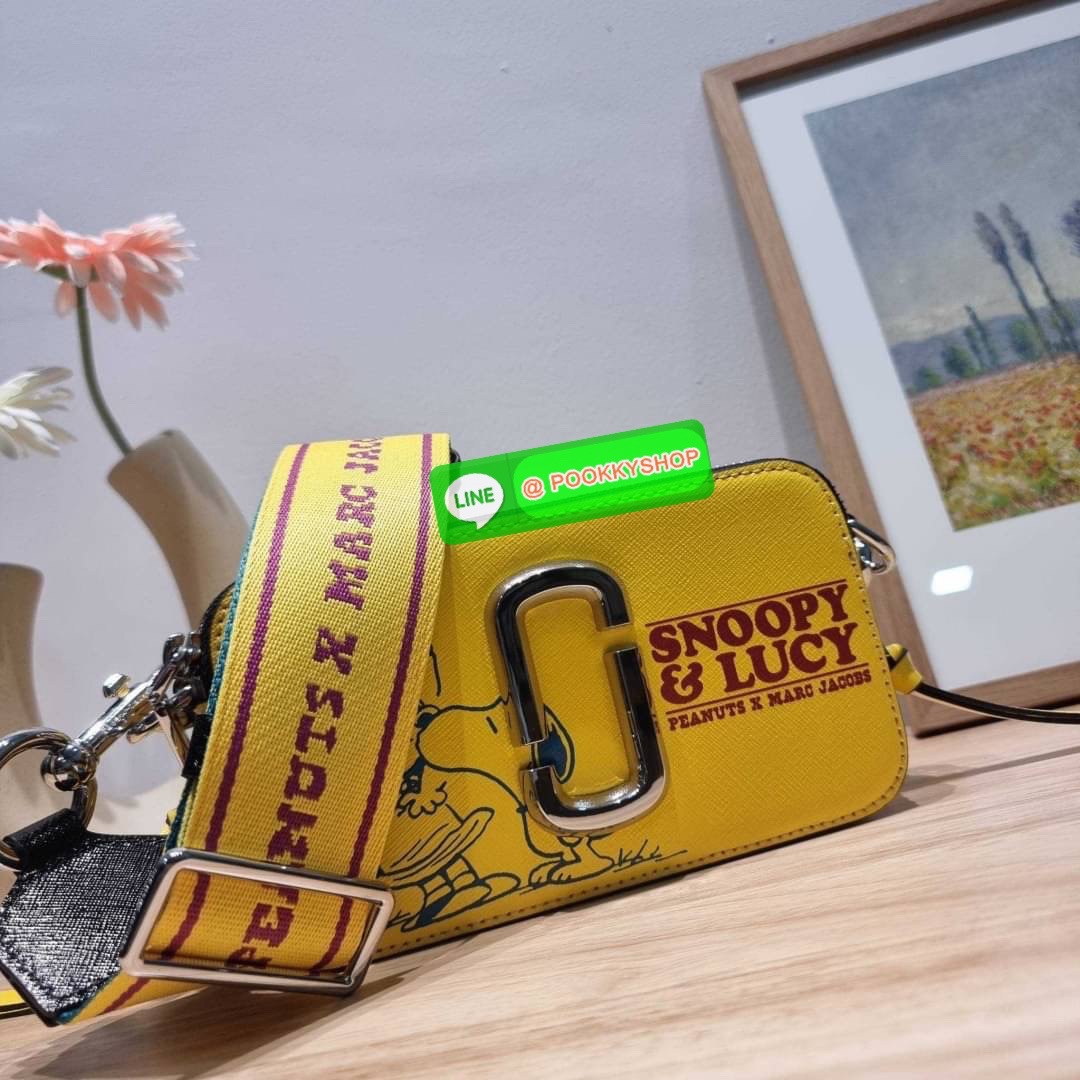 PEANUTS × MARC JACOBS THE SNAPSHOT CROSSBODY BAG คอลเลคชั่นแสนคิวท์ ที่ยกขบวนเหล่าซุปตาร์การ์ตูนมาให้แบบจัดเต็ม กับไอเท็มยอดฮิตที่โดดเด่นเป็นเอกลักษณ์ กระเป๋าสะพายข้างสุดปัง ดีไซน์ลายพรินท์แก๊งค์การ์ตูนสุดฮอต เรียกได้ว่าไม่ซ้ำใคร!! วัสดุหนังวัว สวยอยู่ทรง