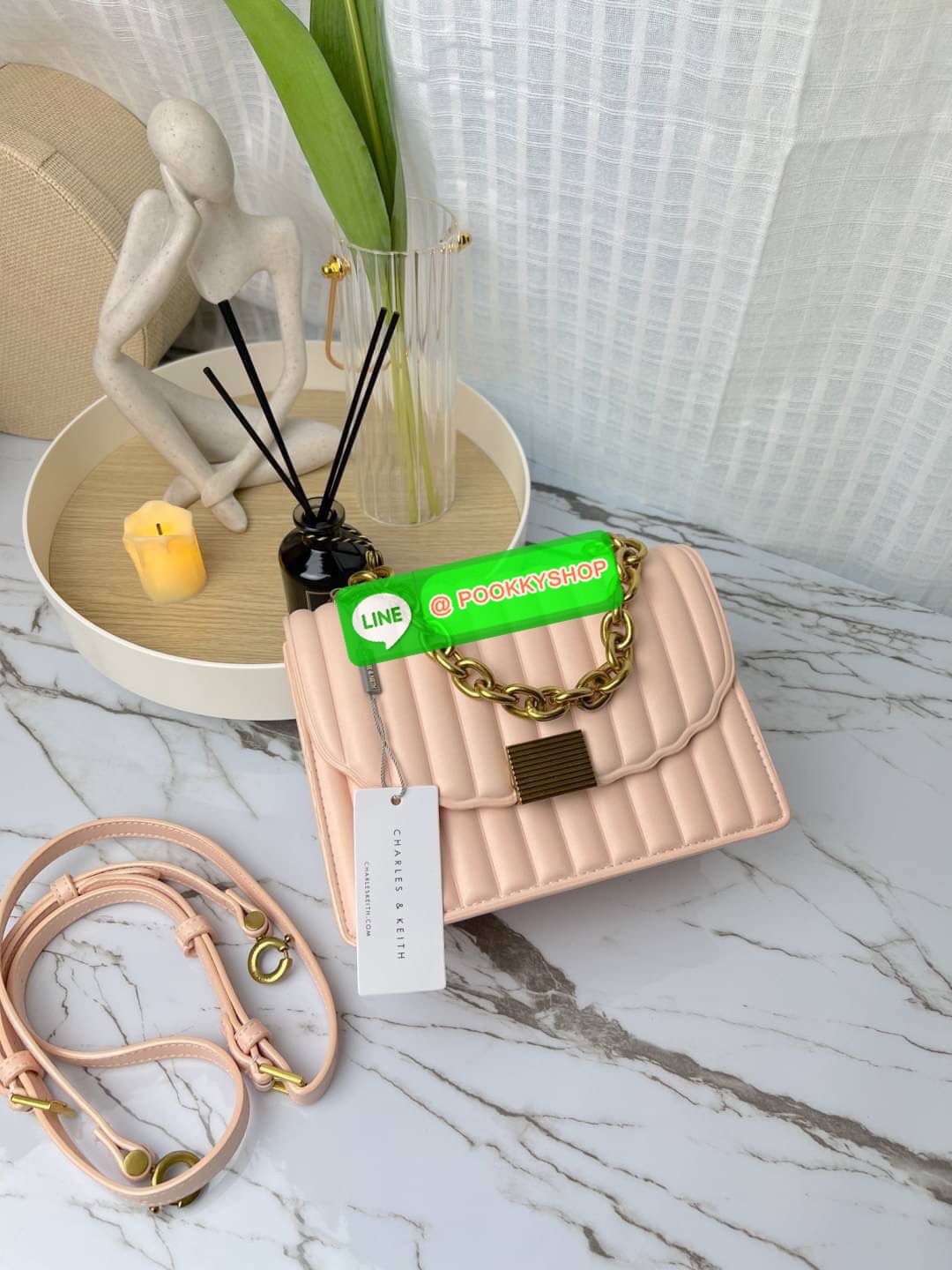 Charles & Keith Panelled Chain Handle Bag กระเป๋าสะพายรุ่นใหม่ชนช็อป รุ่นนี้จะถือคล้องแขน/สะพายแบบสายยาวได้หลายแบบ มีหูโซ่สีทองสวยหรู เปิดปิดแบบตัวเปิดล็อก ภายในแบ่งเป็น 3 ช่อง เป็นช่องซิปตรงกลาง ใส่ IPhone pro max และกระเป๋าเงินใบสั้นได้ค่ะ สายสะพายยาวถอ