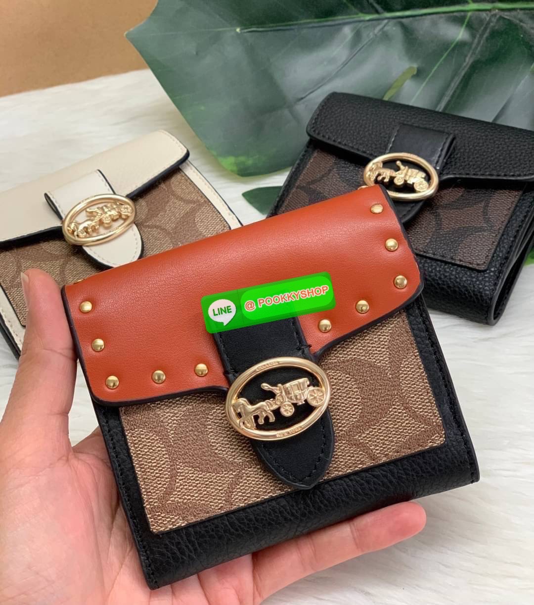 COACHGEORGIE SMALL WALLET IN SIGNATURE ((6791//7250) พร้อมส่ง!! กระเป๋าเงินใบสั้น หนังแท้ชั้นดีค่ะ! 🌈ด้านหน้าสวยหรูด้วยอะไหล่โลโก้แบรนด์ พร้อมเป็นช่องกระดุมสำหรับใส่เหรียญและช่องเสียบบัตรหนึ่งช่องนะคะ