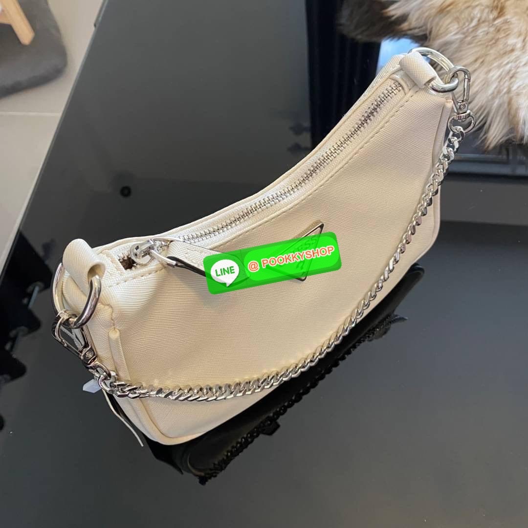 รุ่นใหม่ล่าสุด GUESS SHOULDER BAG ซื้อ1ได้ถึง2ไอเท็ม กระเป๋าพอชรูปทรงสวย เปิด-ปิดด้วยซิปด้านในโล่งกว้างมีช่องซิปใส่ของจุกจิก เพิ่มความน่ารักด้วย กระเป๋าใส่เหรียญใบเล็กทรงกลม เฝสามารถถอดใช้แยกได้ มาพร้อมสายโซ่สะพายไหล่ และสายสะพายยาวสามารถปรับระดับได้ฟรีไซ