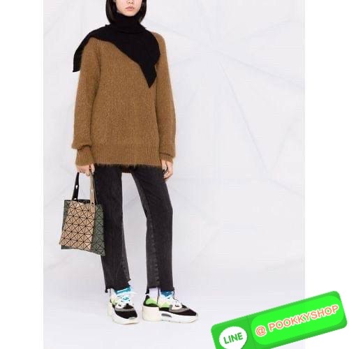 Baobao Issey Miyake Prism Kangaroo tote bag กระเป๋าถือทรงโท้ทที่ประดิษฐ์ขึ้นอย่างเชี่ยวชาญในญี่ปุ่น มาพร้อมแผงเรขาคณิตสำหรับการออกแบบที่ได้รับแรงบันดาลใจจากกระดาษพับ ซิลลูเอทอันเป็นเอกลักษณ์นี้ปิดท้ายด้วยสายรัดแบบอสมมาตร มีการพัฒนาโครงสร้างทรงสามเหลี่ยมเพ