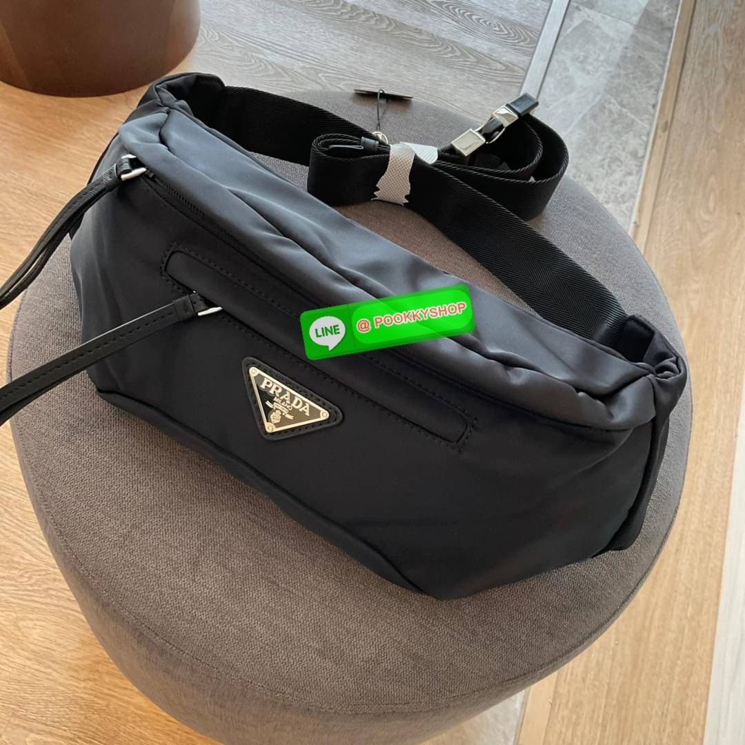 รุ่นยอดฮิต! กระเป๋าคาดอก น้ำหนักเบา ดีไซน์เป็นเอกลักษณ์ งานพรีเมียมสมนาคุณ prada ซึ่งเหมาะกับสายStreet มากๆค่ะ ทรงสาย จุของได้เยอะ ด้านหน้าประดับมีป้ายโลหะโลโก้แบรนด์ มีช่องซิปแยก อะไหล่สีเงินทั้งใบ ภายในปิดเปิดด้วยซิปมีที่จับหนังห้อย สามารถใส่กระเป๋าตังค