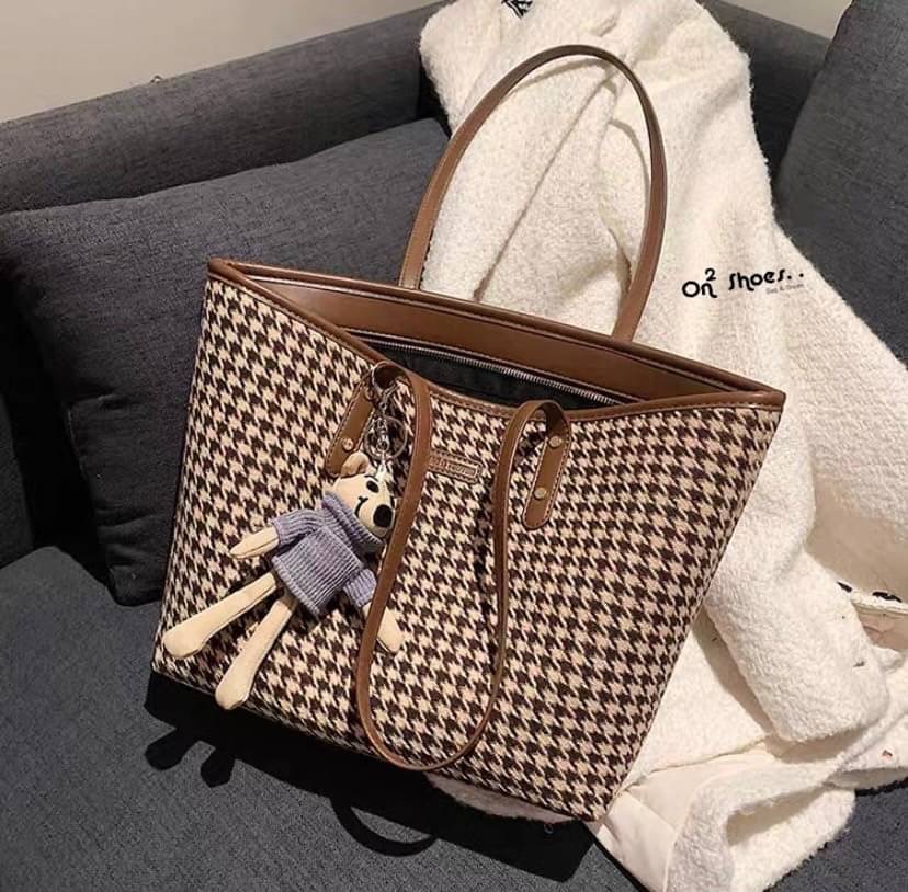 กระเป๋าสะพายแฟชั่นทรงชอปปิ้ง หนังลายชิโนริ ใบใหญ่จุของได้เยอะเลย มาพร้อมพวงกุญแจหนูพร้อมส่งน้า