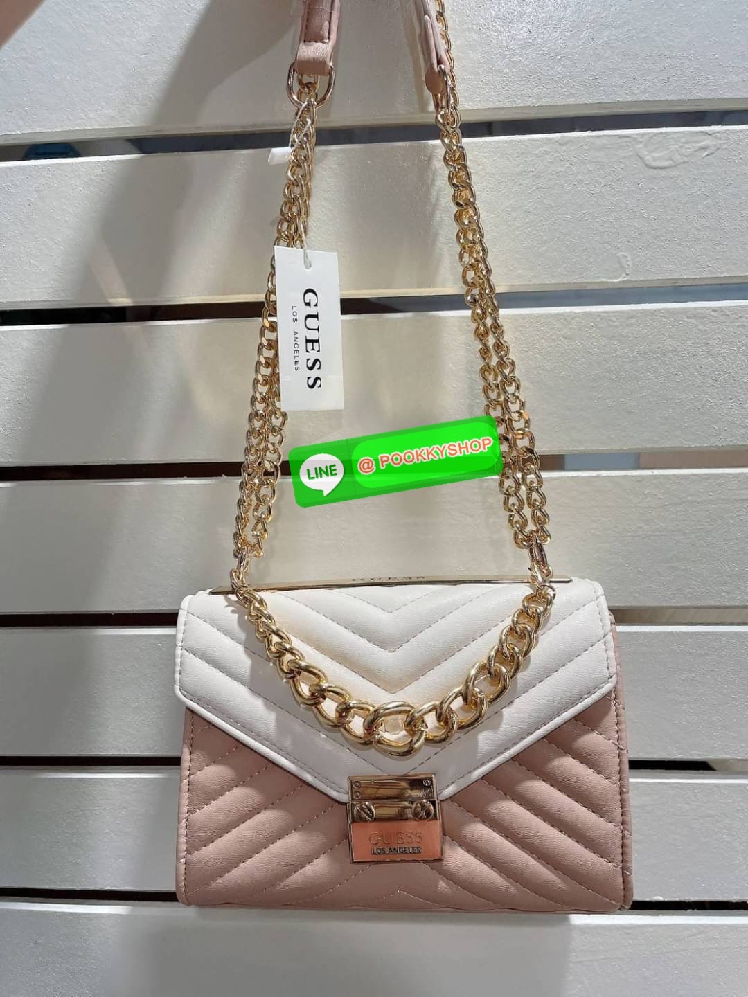 GUESS กระเป๋าสะพายทรงน่ารัก สวยอยู่ทรง ขนาดกำลังดี น้ำหนักเบา ด้านหน้ามีโลโก้แบรนด์อะไหล่ทอง โซ่ห้อยด้านหน้าไม่ชอบ สามารถถอดได้ เปิดปิดด้วยกระดุมแม่เหล็กสะดวกใช้ ภายในมี 1 ช่องย่อย และ 1 ช่องซิปเล็ก