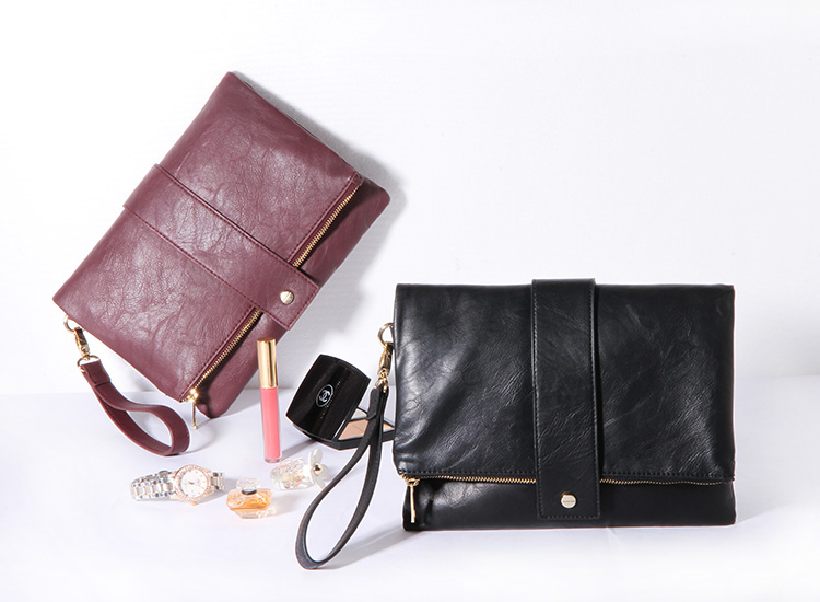 กระเป๋าหนังคลัชมือ Clutch แบรนด์ Forever21 หนังมีTexture ในตัว เนื้อหรูมากคะ ติดแท็คForever 21 ด้านใน ช่องใส่ของซิบใหญ่ 1 ด้านในมีซิปแบ่ง 1 ช่องแบ่งใส่ของ2ช่อง