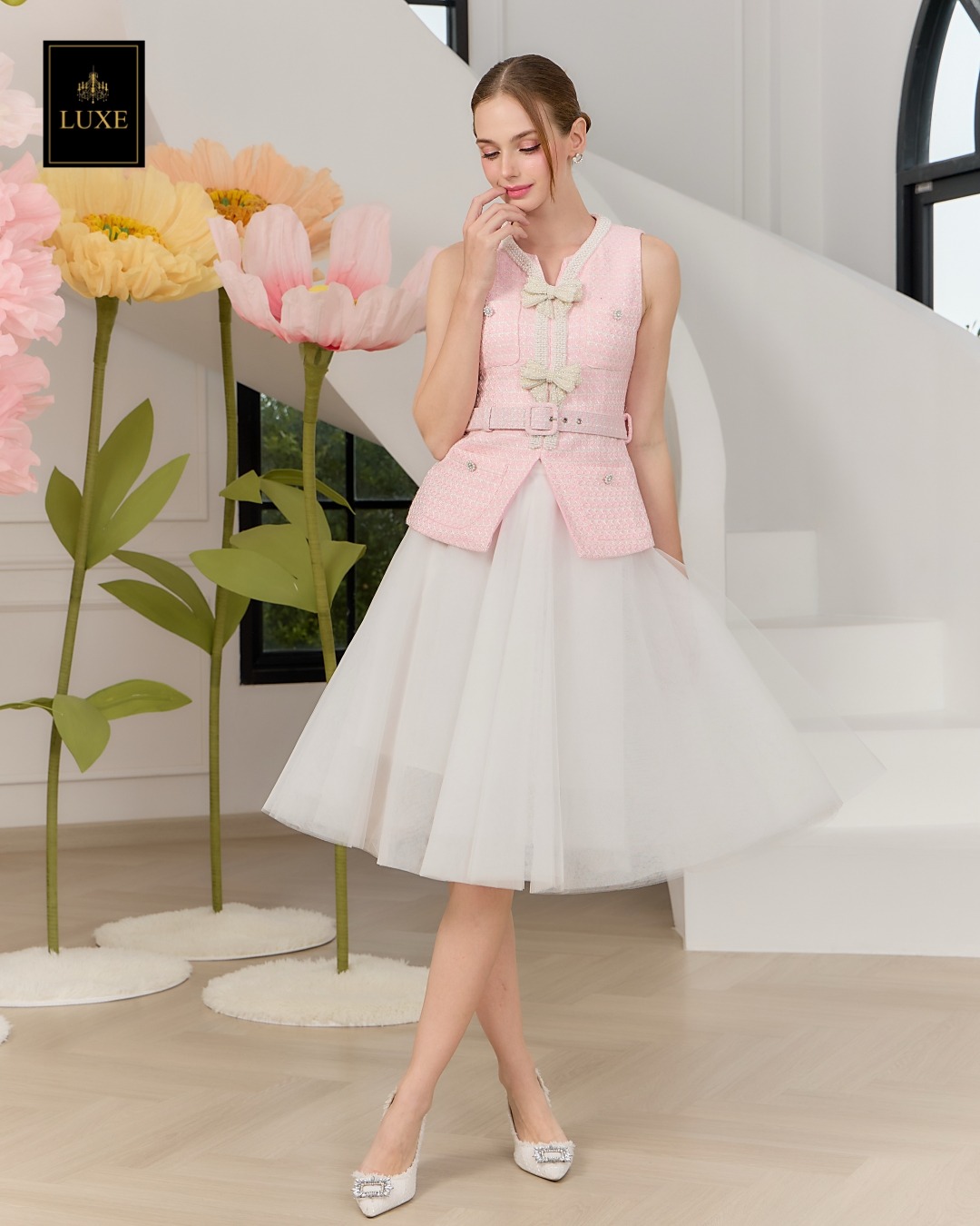 เสื้อแฟชั่น เสื้อแขนกุด ทรงเข้ารูป ชายเสื้อยาวปิดสะโพก มาพร้อมเข็มขัดผ้าในตัว