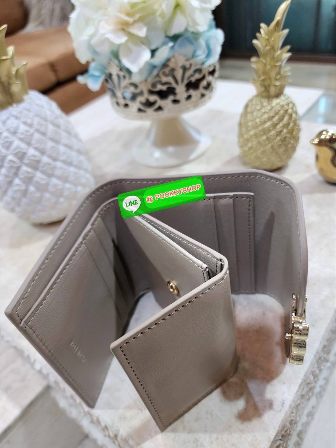 ✴️Don't Miss!✴️CELINE SHORT WALLET VIP GIFT WITH PURCHASE (GWP) กระเป๋าพรีเมี่ยมกิ๊ฟ Limited จาก CELINE HAUTE PARFUME DUTYFREE COUNTER หนังเรียบสวยอยู่ทรงมีโลโก้ด้านหน้าเปิดปิดด้วยฝาพับกระดุม ภายในมีช่องแบ่งหลายช่อง มีช่องใส่บัตรหลายช่อ