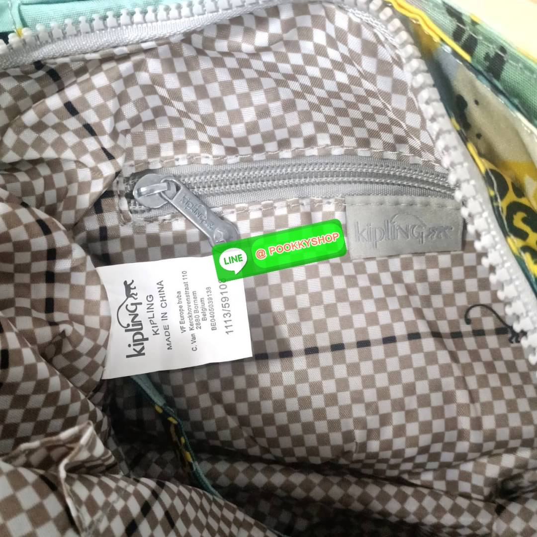 KIPLING ELISE HANDBAG กระเป๋าถือและสะพายไหล่ วัสดุ Nylon +Polyester ขนาดกำลังพอดี จุของได้มาก มีหูจับสองสาย ถือสะดวก น้ำหนักเบา มีช่องซิป ด้านหน้า ช่อง กระเป๋าหลักเปิด-ปิดด้วยซิป มี3 ช่องว่างใส่ของได้จุมากๆ ใส่มือถือได้ กระเป๋าสตางค์ใบยาว และ เครื่องสำอาง