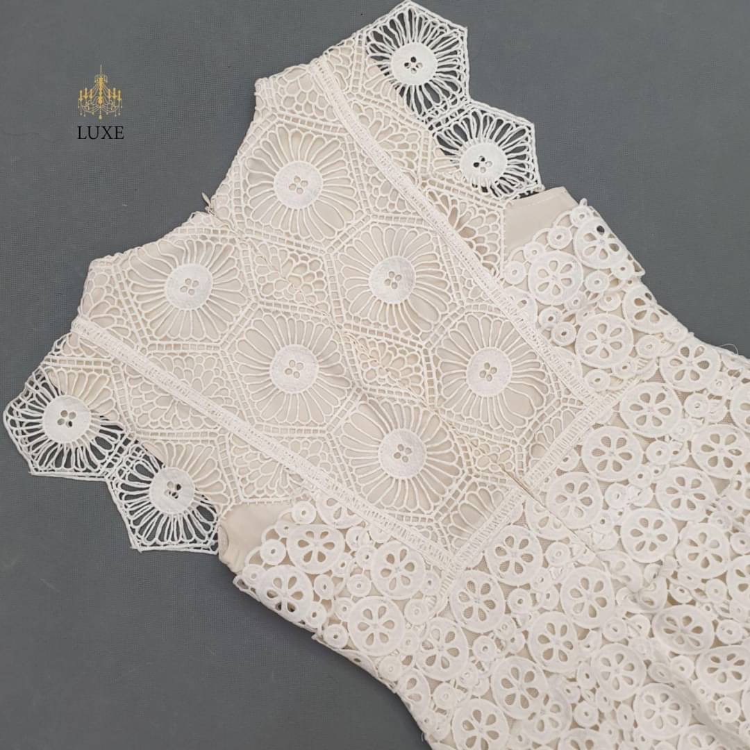 Guipure Lace Dress Label : LEA เดรสเสื้อคอกลมแขนกุด กระโปรงบานทรงเอยาวคลุมเข่า ทำจากลูกไม้โครเชต์เนื้อนุ่ม ทอลายสวยคมชัด แต่งสลับผ้าเน็ตซีทรู มีซิปซ่อนและซับในอย่างดี คัตติ้งเนี้ยบ เรียบหรูดูดีค่ะ