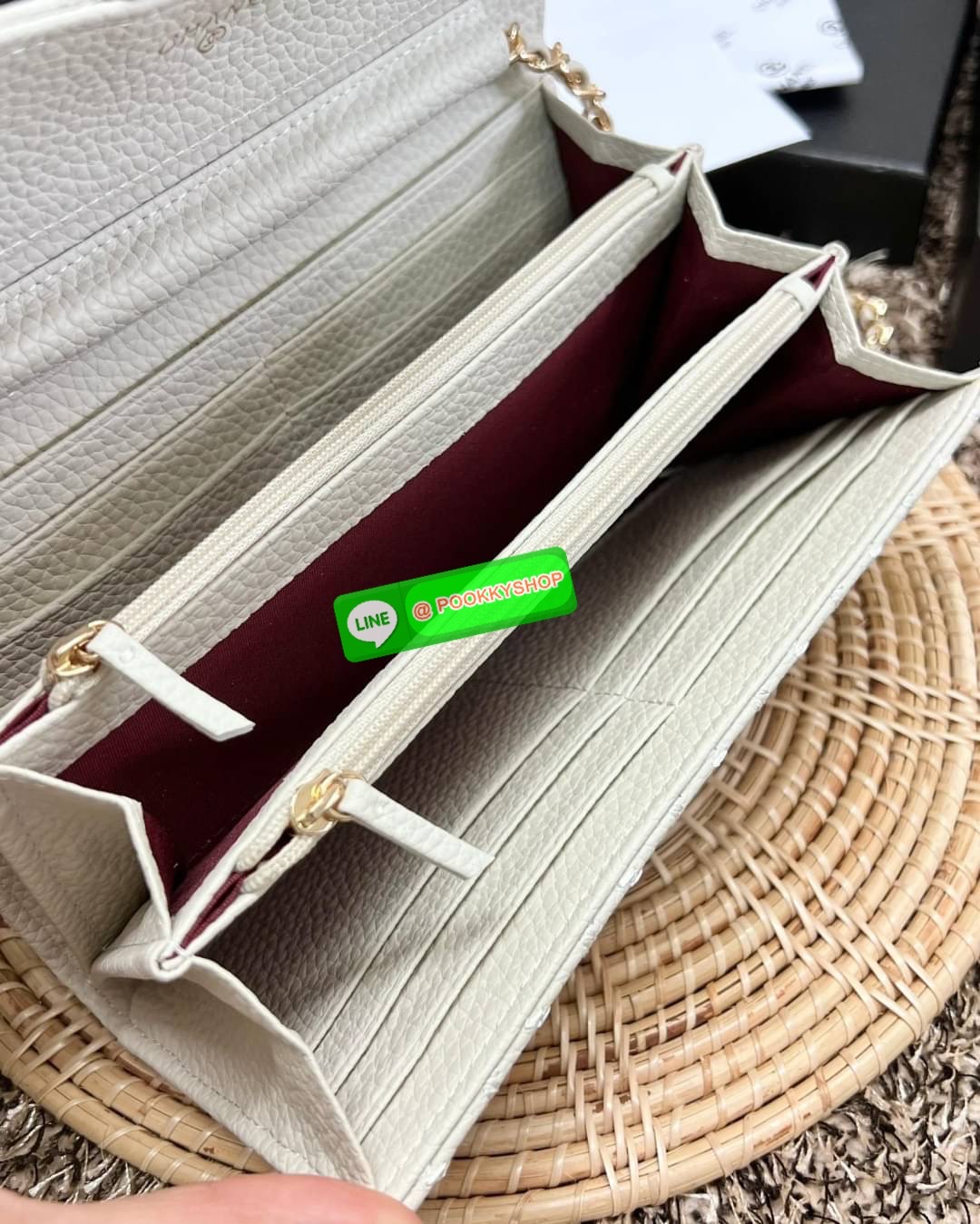 New in! สวยกริปมากๆค่ะ สาวๆที่มีบัตรเยอะๆหรือชอบพกเงินสดเยอะๆ แนะนำรุ่นนี้เลยค่ะ ไม่ผิดหวังแน่นอน CHANEL CHAIN WALLET//CLUTCH BAG ((vip gift ตปท)) พร้อมส่ง บอกเลยน้องสวย ไร้ที่ติเลยค่า! กับกระเป๋าสะพายแบบครอสบอดี้ร์หรือถือแบบคลัทเป็นกระเป๋าเงินเก๋ๆได้เลยค