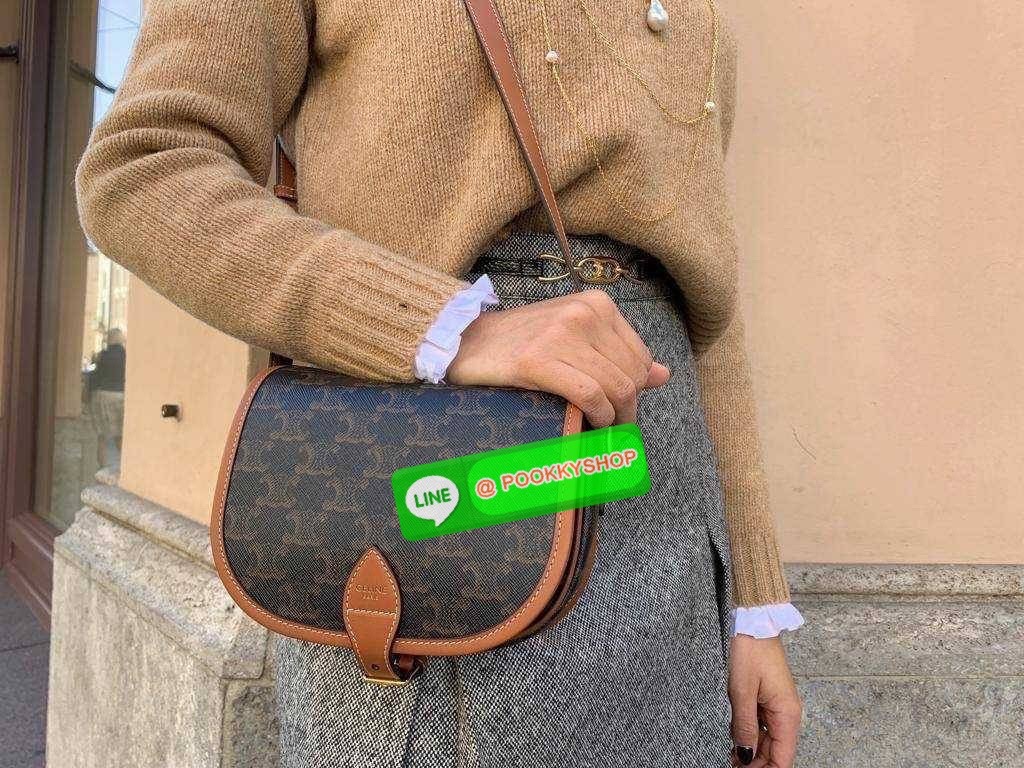 🔆 Model CELINE FOLCO SHOULDER BAG IN TRIOMPHE CANVAS 🔆 Details รุ่นยอดฮิต ขายดีไม่มีตก กับกระเป๋าสะพายข้าง ทรงสวยโดดเด่นเป็นเอกลักษณ์ ดีไซน์โค้งมนสวยงาม เปิด-ปิดกระเป๋าด้วยสายหนัง สายสะพายในตัว ปรับได้ ภายใรเป็นช่องโล่ง แบ่งสัดส่วนไว้อย่าง