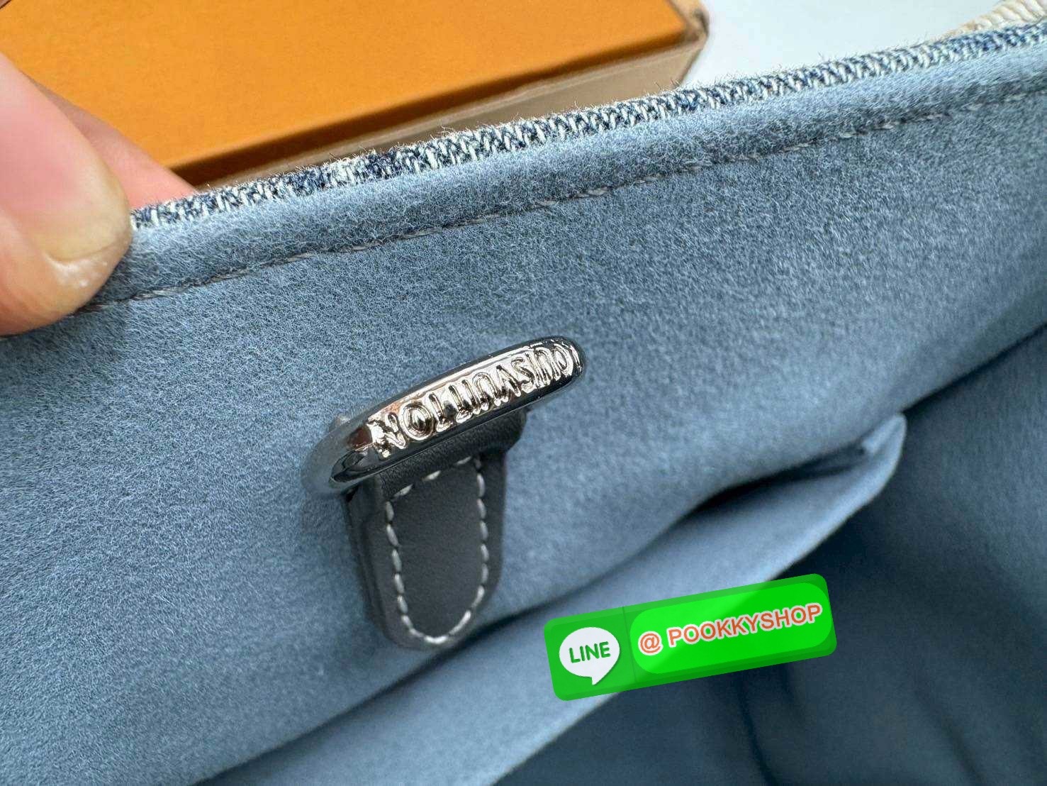 🕊️ LV Onthego Denim Vintage Tote Bag กระเป๋าทรงโท้ทเดนิมสไตล์วินเทจ รุ่นใหม่ปั้มลายโมโนแกรมบนเดนิมสุดไอคอนิก ที่ใครเห็นต้องเป็นคลั่งรัก ผู้ดี หรูหราได้ทุกลุค ทุกสไตล์ มาพร้อมหูจับในตัวภายในโล่งกว้างมาก จุของได้แบบสบายๆ จะโอกาสไหนๆ ก็หยิบมาใช้ได้แบ