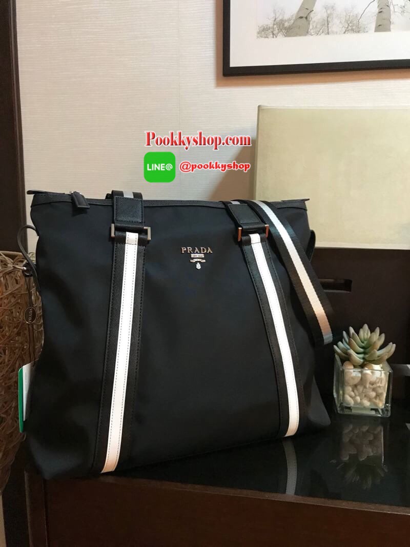 Don't Miss! PRADA NYLON LARGE HANDBAG กระเป๋าถือหรือสะพาย Limited edition VIP Gift With Purchase (GWP) จากเคาน์เตอร์แบรนด์วัสดุ Nylon&Polyester100% เนื้อหนาคุณภาพดีตามแบบฉบับแบรนด์ ด้านหน้าประดับโลโก้เปิดปิดด้วยซิปสะดวกใช้ หูกระเป๋าและสายสะพายสีดำตัด