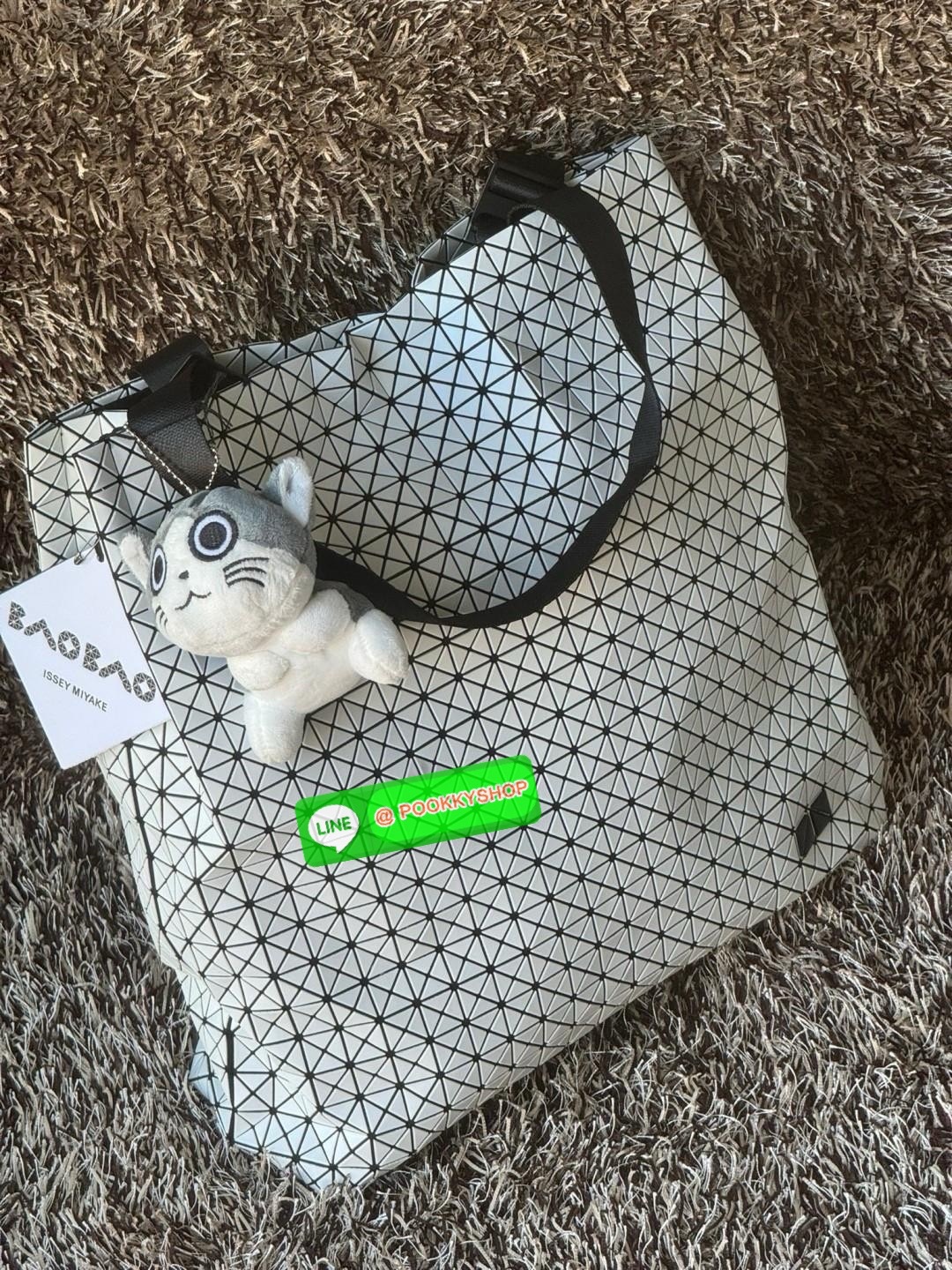 Baobao Issey Miyake Cart S geometric tote bag รูปทรงที่สร้างขึ้นโดยบังเอิญ' เสื้อผ้าที่มีโครงสร้างและได้รับการออกแบบทางวิศวกรรมอันเป็นเอกลักษณ์ของแบรนด์ ส่งต่อไปยังเครื่องประดับที่น่าประทับใจและไร้กาลเวลาเหล่านี้ กระเป๋าโท้ต Cart ประดิษฐ์ขึ้นจากการตั