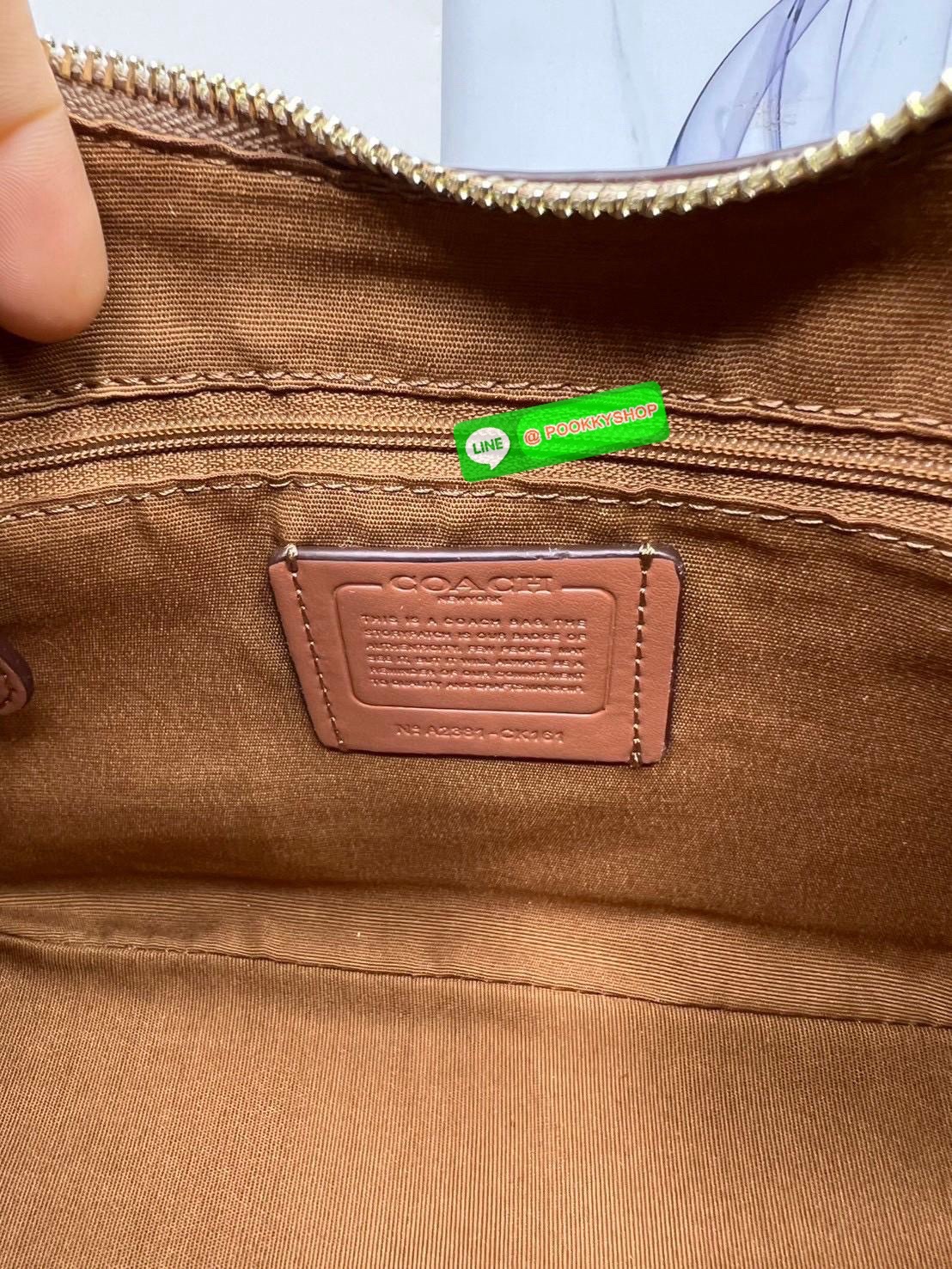 Coach Teri Hobo In Signature Canvas กระเป๋าคล้องไหล่และสะพายข้าง วัสดุแคนวาส+หนังแท้ เปิด-ปิดกระเป๋าแบบซิป ภายในโล่ง มีช่องซิป1ช่อง ช่องใส่ของจุกจิกอีก1ช่อง ด้านหลังมีช่องซิป1ช่อง มีสาย2เส้น สำหรับคล้องไหล่และสะพายข้าง