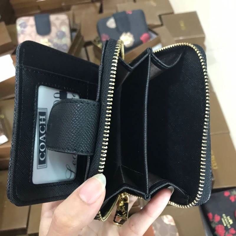 Hot รุ่นขายดี กระเป๋าสตางค์ Coach สองพับ •งานเกรดพรีเมี่ยมปั้มทุกจุด ติดโลโก้ปั้ม Coach ด้านใน 1 ช่องใส่เเบงค์ 1 ซิป ภายในมี 2 ช่อง งานสวย เนี๊ยบสุด อุปกรณืกล่องเเบรนด์