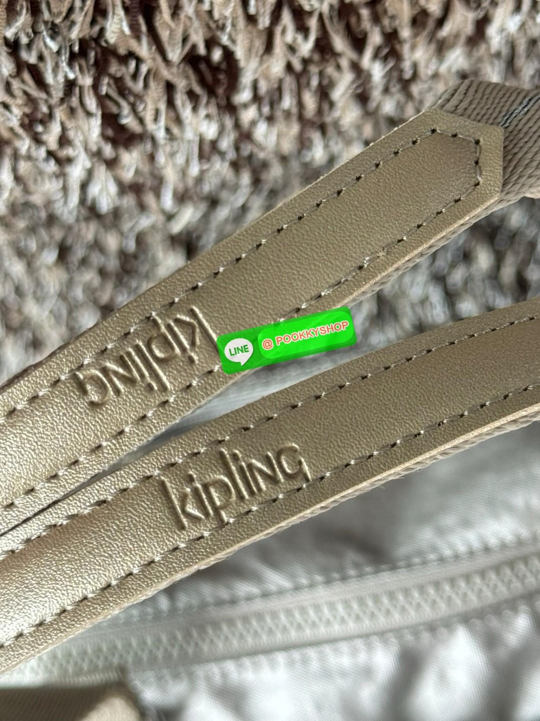 Kipling revir limited Japan shoulder bag เป็นอีกหนึ่งกระเป๋าสุดอเนกประสงค์สามารถใช้งานหลายรูปแบบทั้งกระเป๋าสะพายข้าง สะพายไหล่ หรือกระเป๋าถือด้วยสายสะพายที่สามารถปรับระดับและถอดออกได้ ดีไซน์คลาสสิกและเรียบง่ายพร้อมประดับโลโก้และลิงอันเป็นซิกเนเจอร์ แมตช์ก