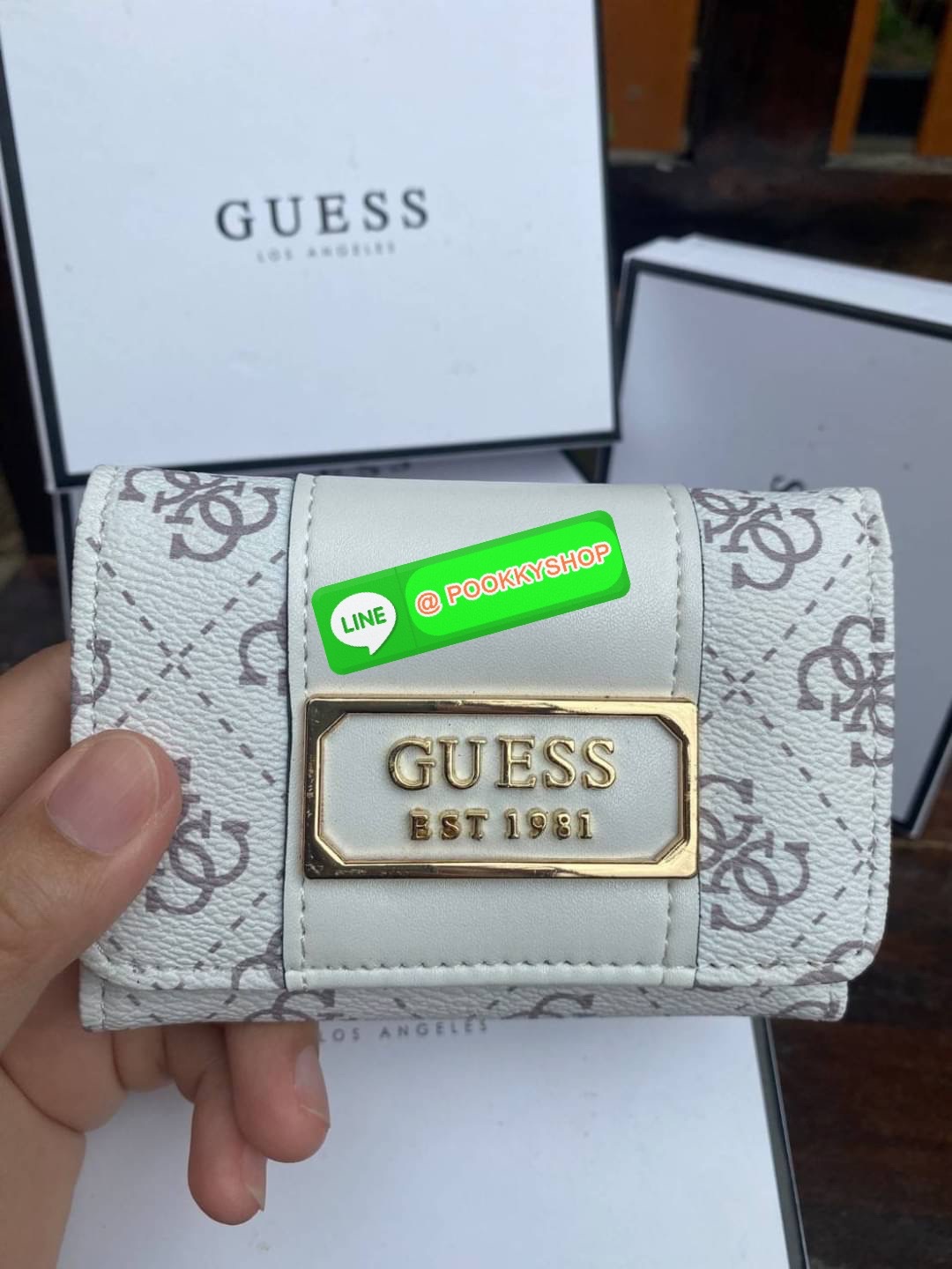 Guess กระเป๋าสตางค์ใบสั้น 3 พับ พร้อมกล่อง มีช่องใส่บัตร ใส่แบงค์พันได้ไม่ต้องพับ ข้างหน้าติดโลโก้แบรนด์อะไหล่ทอง สวย หรู ดูแพง ไปอีกจ้า