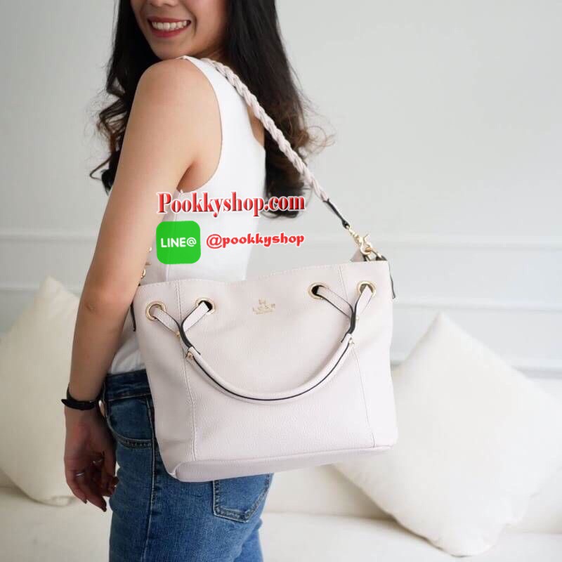 รุ่น Andrea city bag เปิดตัวรุ่นใหม่พร้อมอะไหล่สามแถว สั่งทำพิเศษจากโรงงานเดียวกับแบรนด์ดังระดับโลกเลยค่ะ สุดหรูไม่ลอก มาในทรงสุดสวยเปิดตัวใหม่✔️ มีสายสะพายสองเส้น เส้นแรกคือสายเปีย สะพายแล้วดูน่ารักสุดๆ หรือจะใช้สายสะพายยาวก็คล่องตัว ปากกระเป๋ามีซ