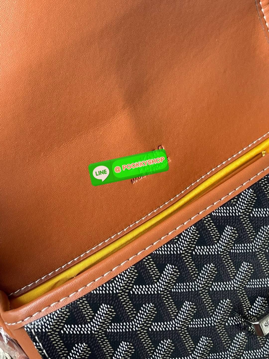 💕 Goyard belvedere pm แบรนด์ดังจากฝรั่งเศส เรัยบหรูแต่ดูสง่า สะดุดตาด้วยลายเฉพาะตัว วัสดุที่นำมาตัดเย็บกระเป๋าเป็นวัสดุผ้าใบ Canvas ที่มีชื่อเรียกว่า “Goyardine” ซึ่งเป็นผ้าใบที่เป็นการผสมผสานระหว่างผ้าฝ้าย (Cotton), ผ้าลินิน (Linen) และ ผ้าป่าน (
