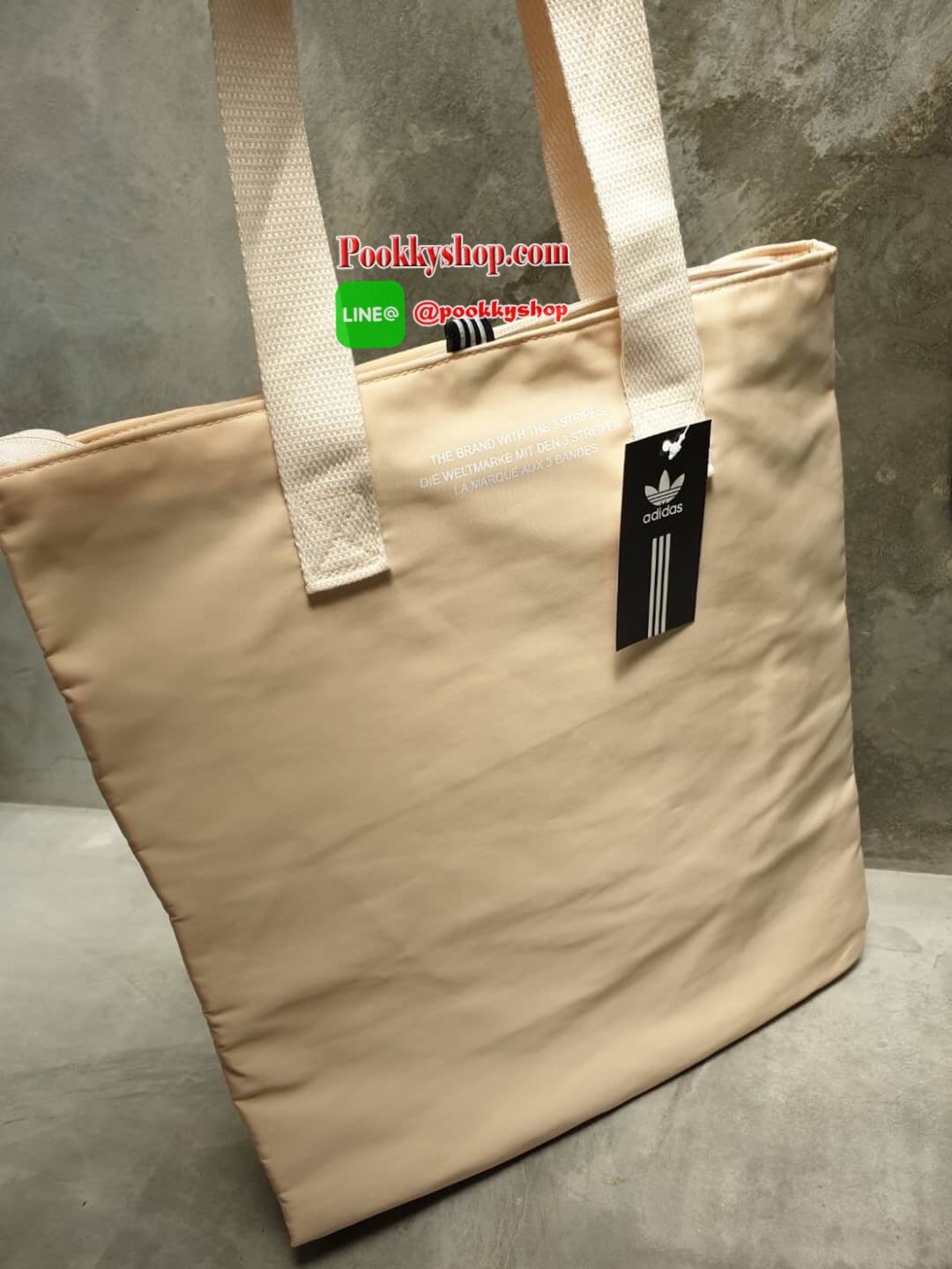 adidas shopping bag ลายปัก กระเป๋าถือด้านหน้าปักโลโก้แบรนด์ รุ่นนี้เปิดปิดด้วยช่องซิป ด้านหลังเรียบ ขนาดกำลังดี วัสดุกันน้ำ รุ่นนี้ใส่ของได้เยอะค่ะ คุ้มๆ กับสาวก adidas แบบสปอร์ต อย่าพลาดน๊า