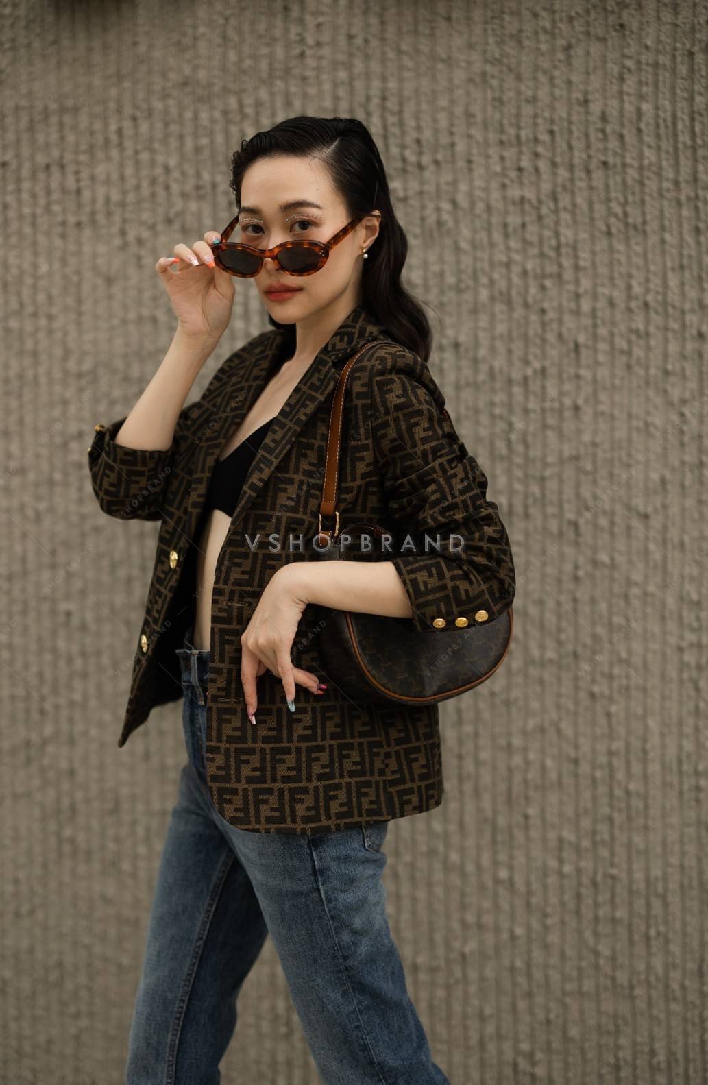 เสื้อสูทผ้าทอพิมพ์ลาย Fed.di ทรงเข้ารูป ผ่าหลัง มีกระเป๋า 2 ข้าง (ใช่งานได้จริง) แต่งกระดุมทองเพิ่มความหรู ทรงสวย ทางแบรนด์เลือกใช้ผ้าสูทเนื้อดีในการตัดเย็บ เย็บติด ซับใน คัตติ้งเนี้ยบ ทรงเป๊ะมากๆเลยค่ะ