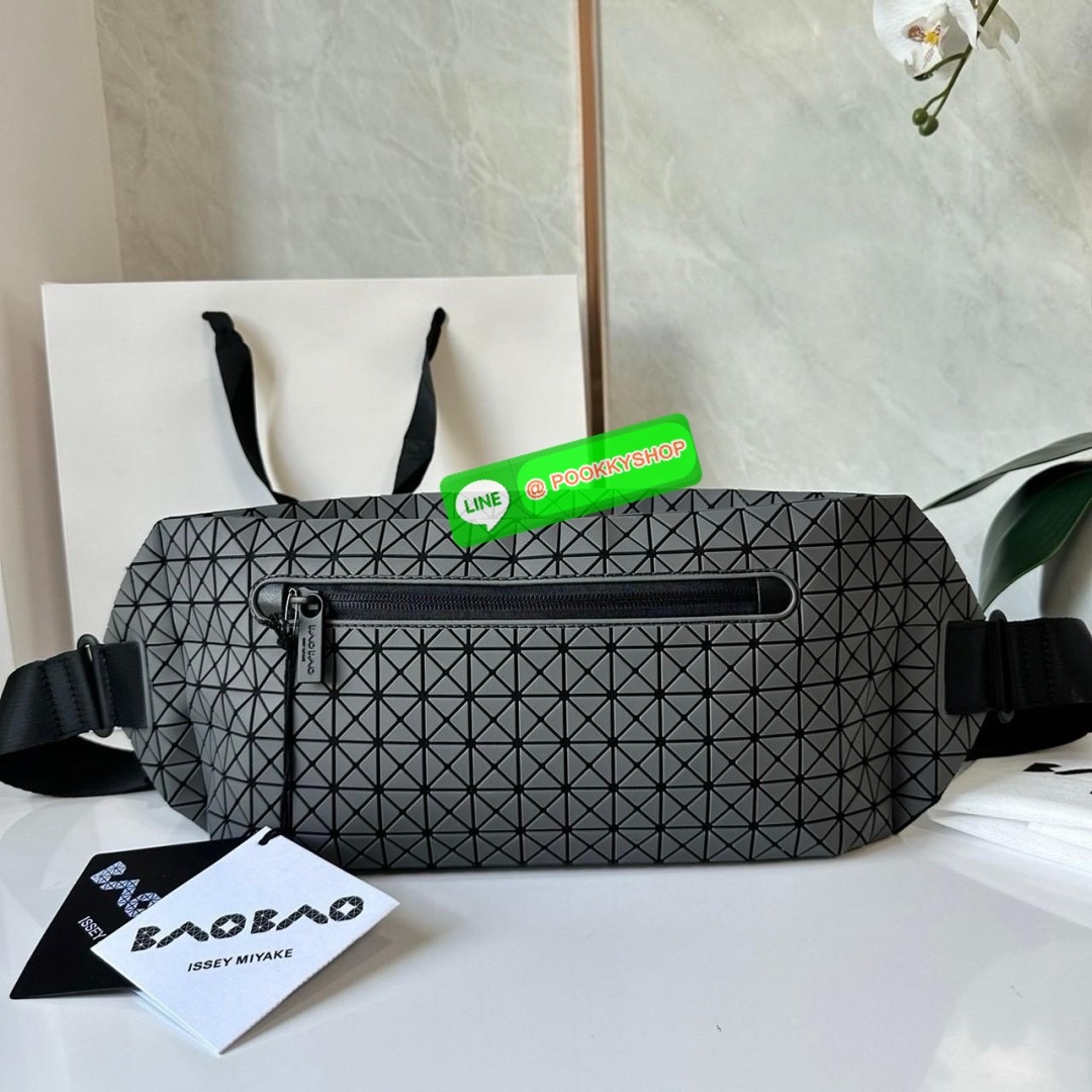 BaoBao Issey Miyake baton belt bag 🔖กระเป๋าคาดเอว/คาดอก เอกลักษณ์โดดเด่นตลอดทั้งใบ สุดเทห์ น้ำหนักเบาพกพาสะดวก 🔖วัสดุ: โพลียูรีเทนผสมหนัง 🔖เปิด-ปิดแบบซิปบน และมีช่องซิปด้านหน้า ภายในมีช่องแยกสัดส่วน 2 ช่อง ซับในผ้าไนลอน 🔖สา
