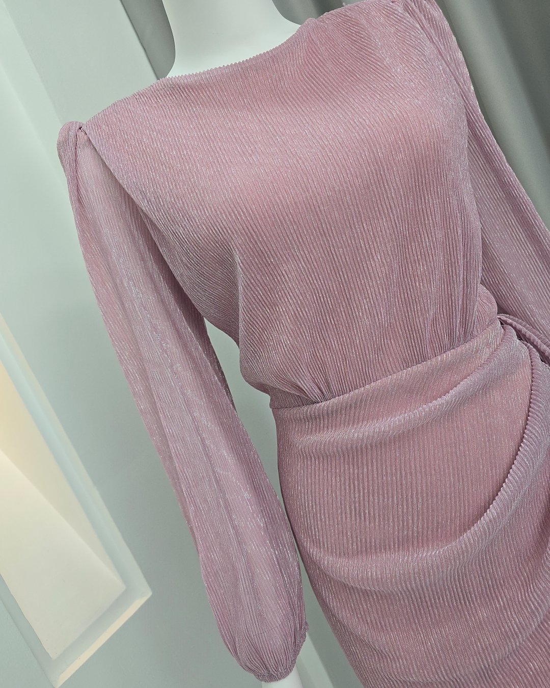 เดรสแฟชั่น เดรสเสื้อคอป้ายแขนยาว กระโปรงสั้นทรงสอบ