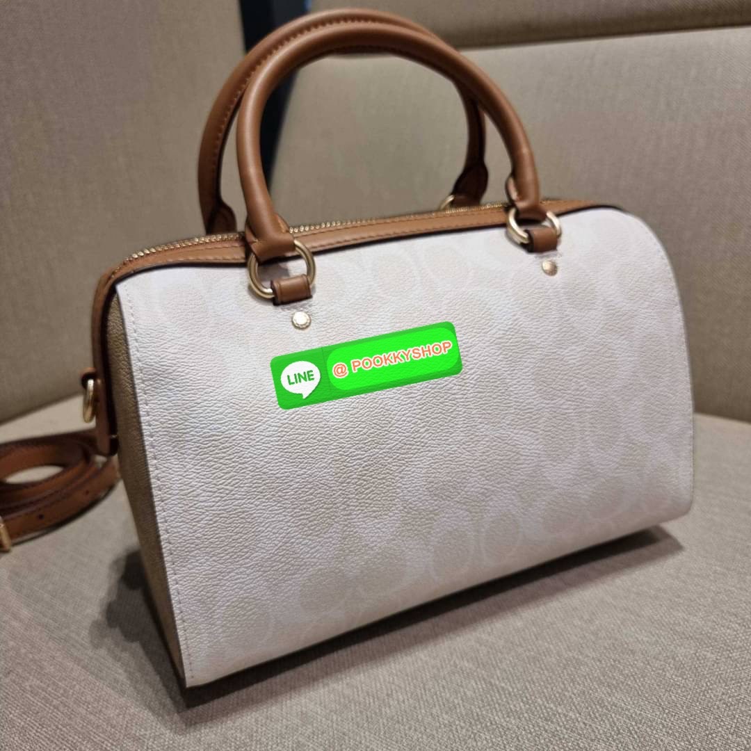COACH CA149 ROWAN SATCHEL IN BLOCKED SIGNATURE CANVAS สีเข้าใหม่ตัวท็อปอีกหนึ่งรุ่น กับกระเป๋าทรงหมอน ดีไซน์คัลเลอร์บล็อค โทนสีตัดกันอย่างลงตัว ใช้งานง่าย ตอบโจทย์ทุกลุค ทุกสไตล์ มาพร้อมหูจับในตัว และสายครอสบอดี้ วัสดุหนังแคนวาสสลับหนังแท้ มีซิปด้านหน้า แ