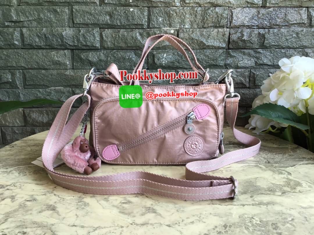 Kipling milos crossbody bag (K13696) กระเป๋าสะพายข้าง crossbody ขนาดกำลังดี มี 2 สาย สายสะพายสั้น ถือเป็นทรงพอรช์(pochette)ถอดเปลี่ยนสลับกับสายยาวได้ มีช่องซิปใช้งาน3ช่อง 2ช่องใหญ่ภายในมีเล็กแยกเป็นสัดส่วน ใส่มินิไอแพค กระเป๋าสตางค์ยาวได้ ด้านหน้ามีช่องซิ
