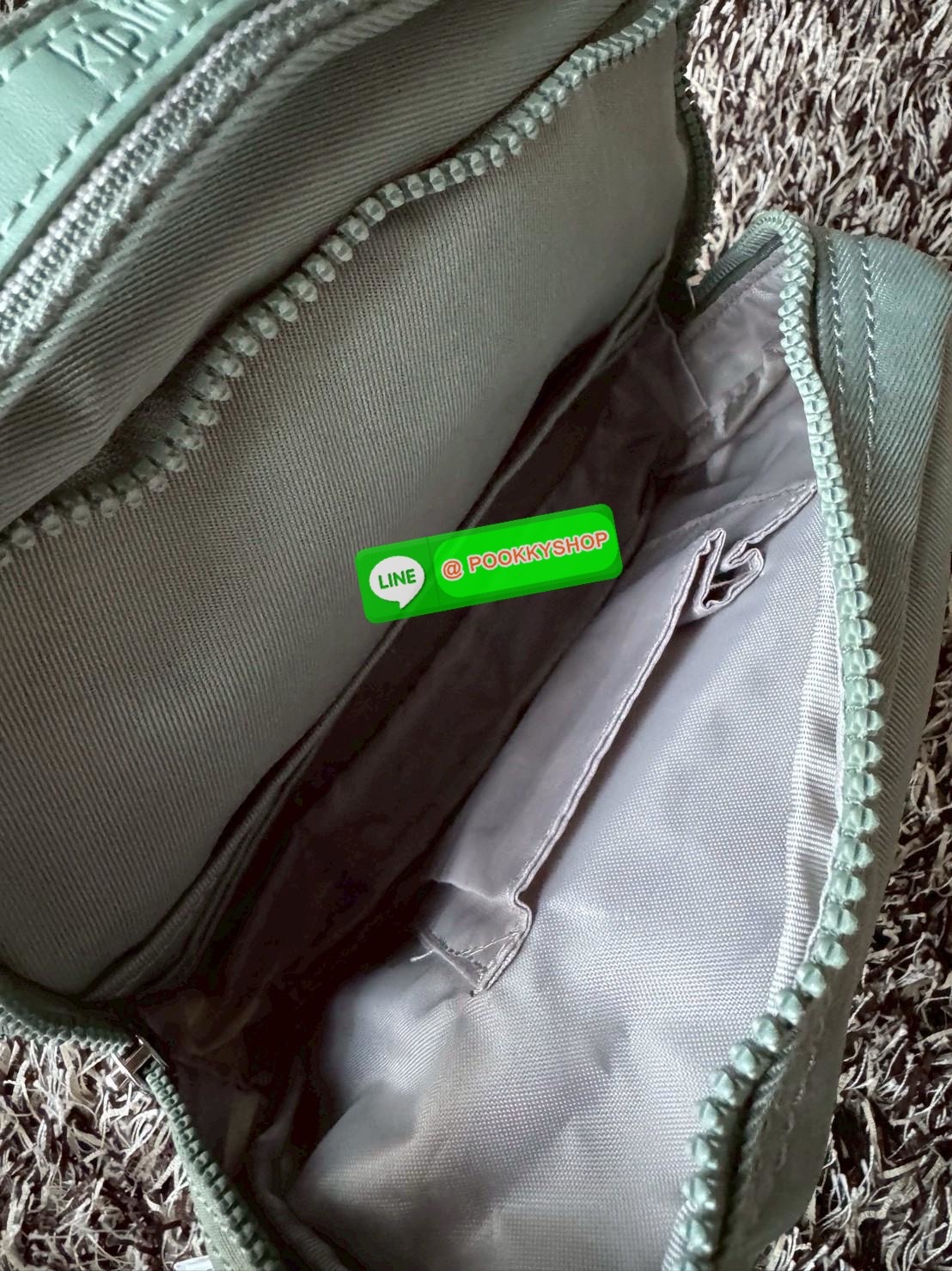 Kipling Candy 3 Ways กระเป๋าสไตล์มินิมอลล์ น้ำหนักเบาทำหลายสไตล์ ทั้งในแบบถือ สะพายพาดลำตัว หรือจะเป็นเป้ขนาดเล็กก็ได้ มีช่องซิปจัดระเบียบสิ่งของหลายช่อง ใส่สิ่งของจำเป็นได้ครบครัน