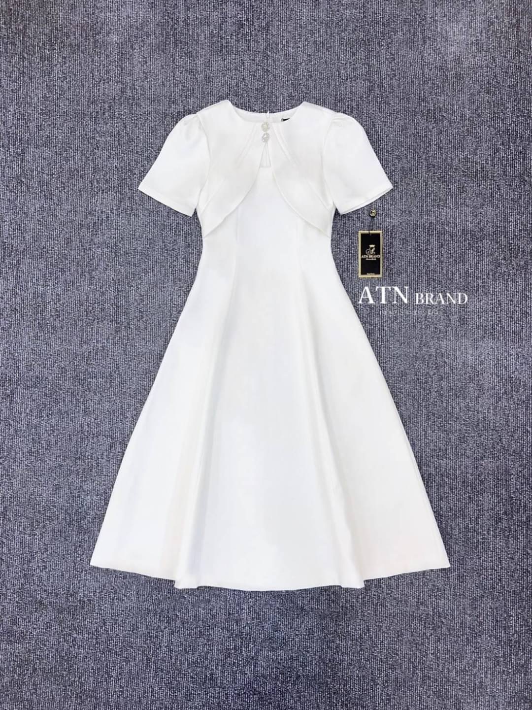 เดรสสีขาวผ้าซาตินเกรดพรีเมี่ยม ผ้าดีเกินราคามากๆ อยากให้มาสัมผัสเนื้อผ้าเลยค่ะ ช่วงอกแต่งกระดุมเพชรวิบวับ อกเสริมฟองน้ำ ซับในอย่างดี ซิปหลังยาวสวมใส่ง่าย ใครกำลังมองหาชุดสวย เรียบหรูดูแพง ใส่งานบุญ หรือจะเก็บไว้ใส่ทำบุญช่วงเทศกาลกินเจ ใส่ทำบุญวันออกพรรษา