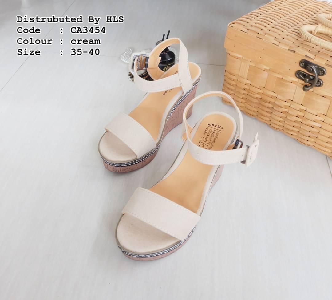 แบบใหม่ มาแล้วคะ พร้อมส่งคะ รองเท้าส้นเตารีด สูง 3.5" เสริมหน้า 1.5" ทรงสวม สายรัดข้อเท้า พื้นพียู น้ำหนักเบา ใส่สบายมากๆคะ ใส่ชิวๆ น่ารักคะ