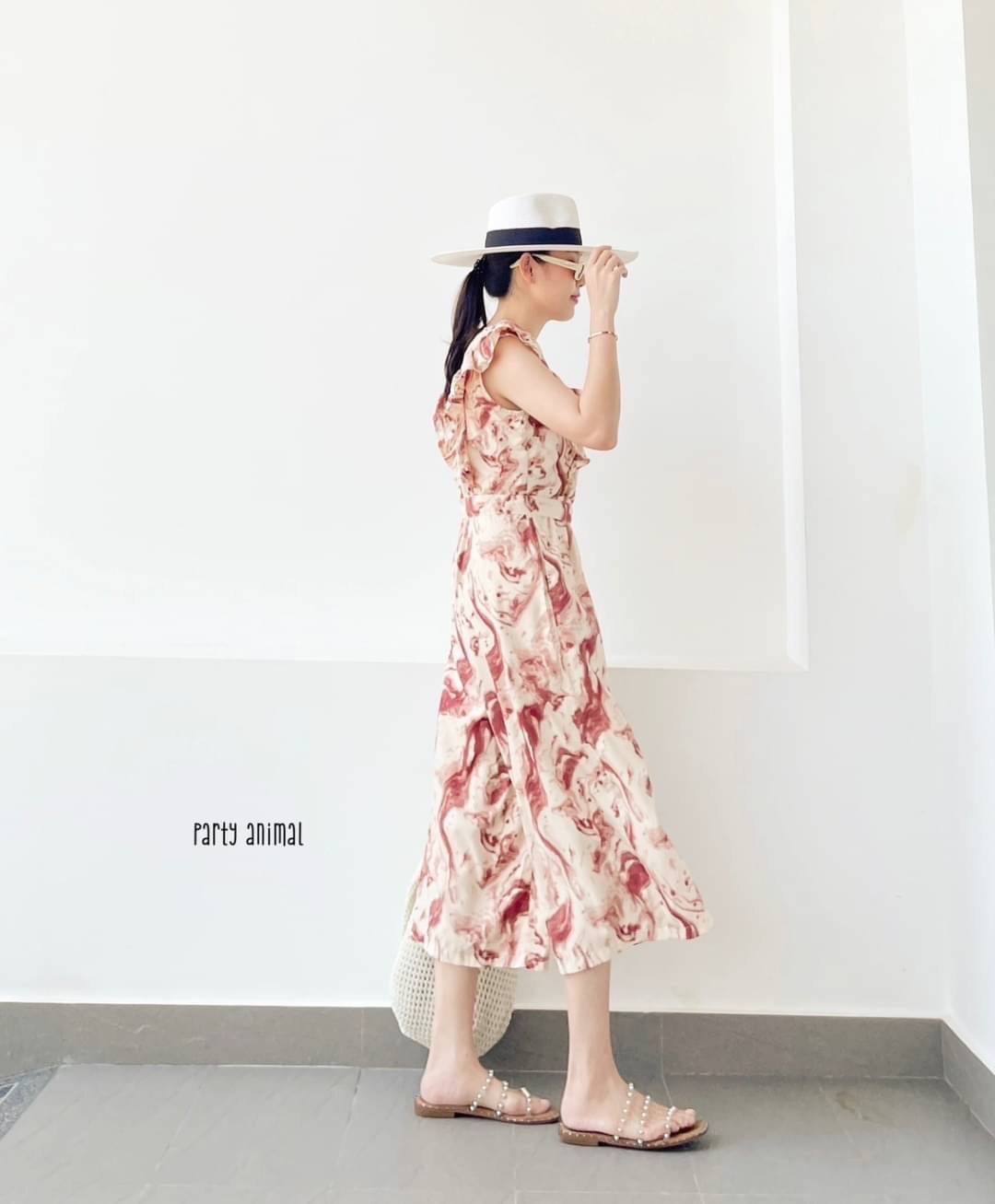 Marble Jumpsuit จั๊มสูทห้าส่วนทรงปล่อย แต่งระบายช่วงอก มาพร้อมเชือกผูกเอว เนื้อผ้า polyester พลิ้วๆนุ่มใส่สบาย งานมีซับในตัว ซิปหลัง และกระเป๋าล้วงข้างตัว เป้ายาวไม่รั้งค่ะ 2สี