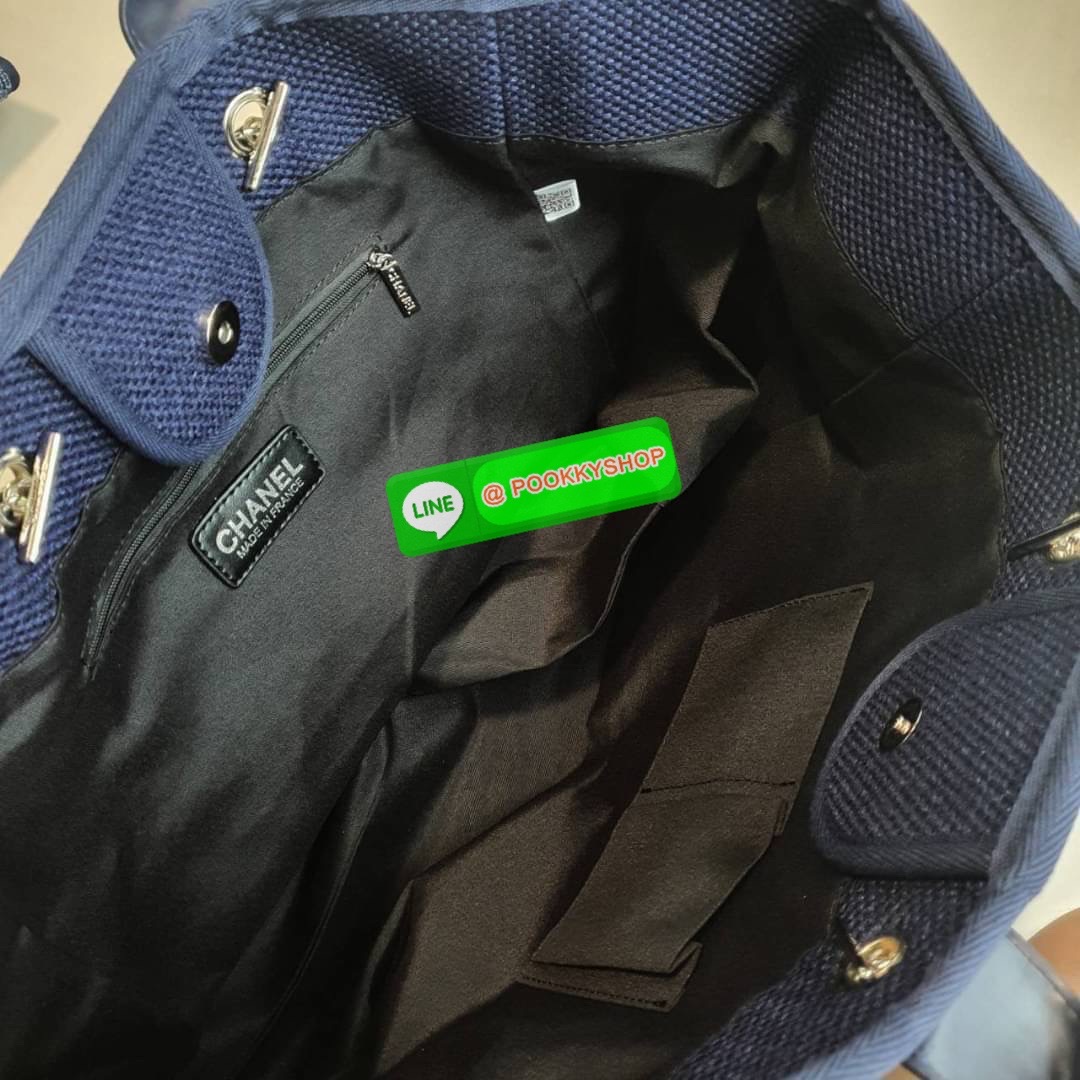 กลับมาพร้อมส่งอีกครั้ง!! รอบนี้มีมาให้เลือก8สี เลยค่ะ กับรุ่นที่สาวๆรอคอย CHANEL CANVAS TOTE BAG จากงานพรีเมี่ยม VIP GIFT รุ่นดังเลยค้า SIZE ใหญ่อลัง ตัวกระเป๋าเป็นผ้า CANVAS เนื้อดีสมราคา อะไหล่เงินปั้มแบรนด์แท้ทั้งใบ ด้านหน้าปัก logo แบรนด์สุดหรู จุของไ