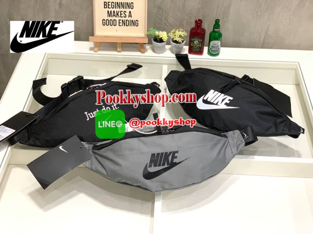 NIKE HERITAGE WAIST BAG (BA5750-010) กระเป๋าทรงคาดเอวและคาดหน้าอกสไตล์สปอร์ต เปิดปิดด้วยซิปคู่ ภายในใส่กระเป๋าสตางค์ยาวได้ ด้านหน้าสกรีนโลโก้แบรนด์ สายคาดปรับความยาวได้ฟรีไซส์ น้ำหนักเบา จะสะพายคาดอกช้อปปิ้งหรือจะวิ่งออกกำลังกายก็ได้คร้า!!