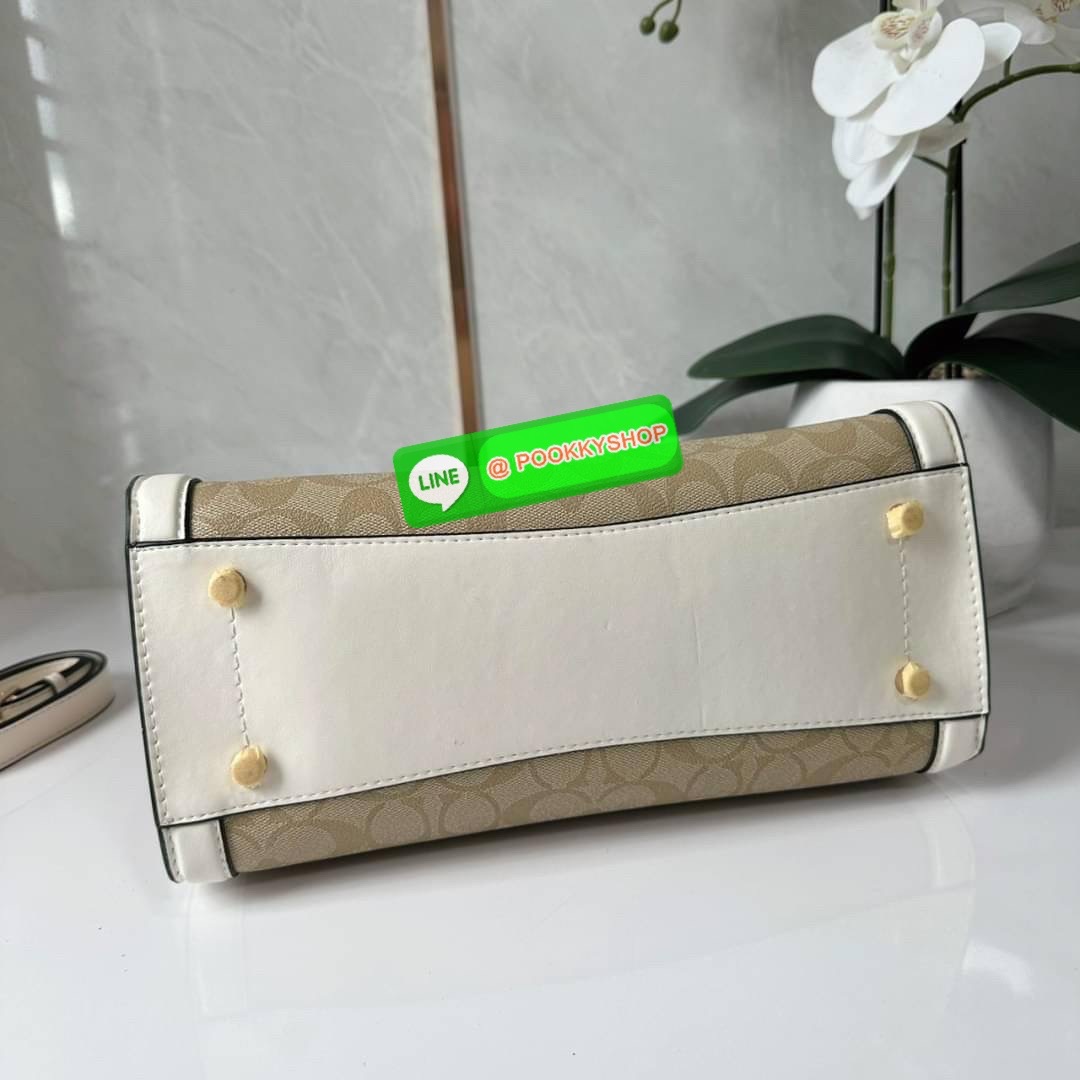 COACH ZOE CARRYALL IN SIGNATURE CANVAS (F87665) 🔖กระเป๋าถือหรือสะพาย ผู้ดีคุณนาย 🔖วัสดุหนังแคนวาส ตัดขอบหนังแท้ 🔖🔖เปิด-ปิดด้วยซิปคู่ ตกแต่งด้วยตัวล็อคแม่กุญแจห้อยด้านหน้า ด้านในเป็นช่องกว้างใส่ของได้เยอะ 🔖สายสะพายยา