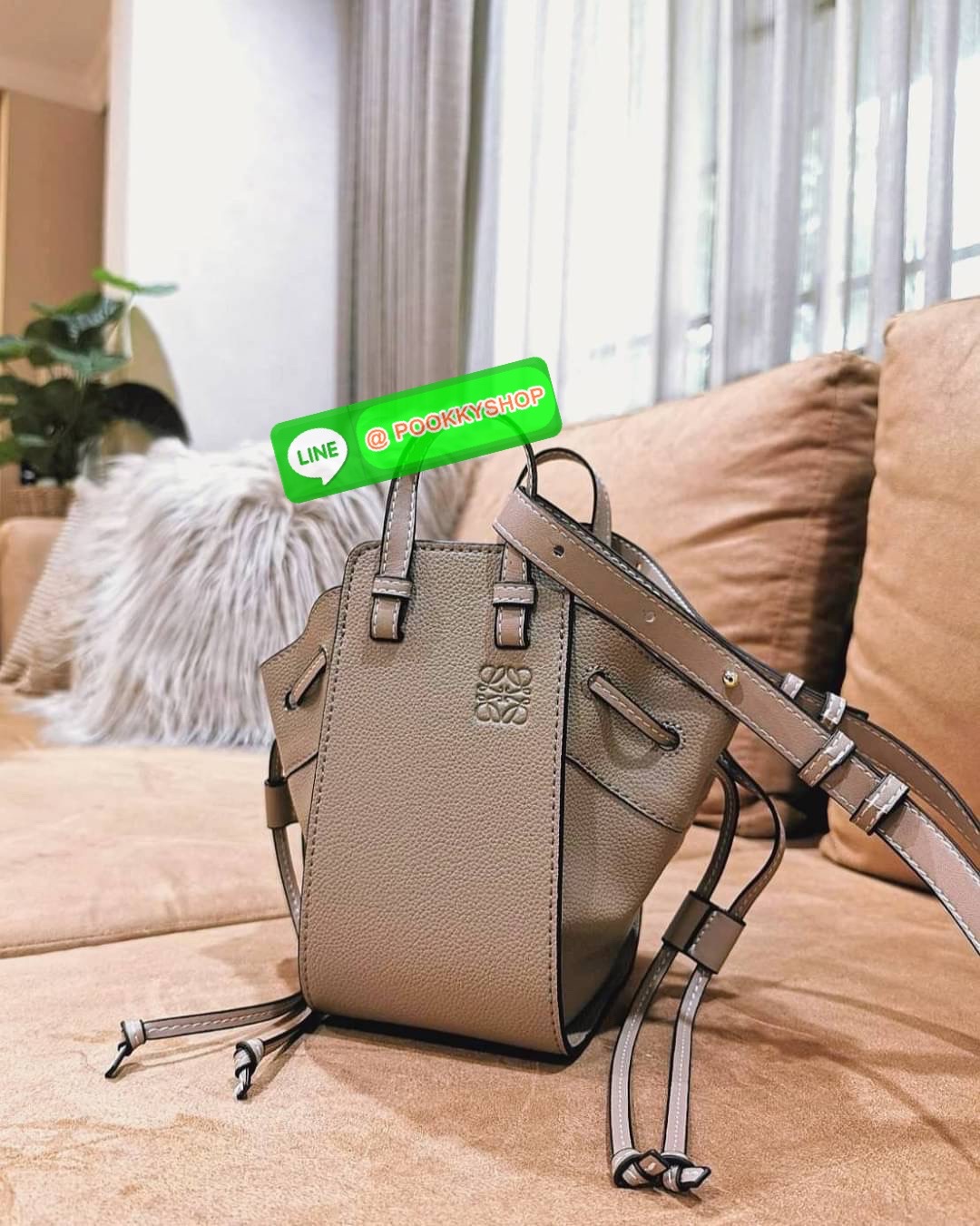 ✴️ห้ามพลาด!✴️LOEWE HANDLE & SHOULDER BAG GIFT WITH PURCHASE (GWP) กระเป๋าถือหรือสะพายหนังแท้พรีเมี่ยมกิ๊ฟ Limited จาก LOEWE PERFUME DUTYFREE รุ่น Rare items สุดๆวัสดุหนังแท้ Calfskin หนังสวยดีไซน์คงเอกลักษณ์แบรนด์ สามารถปรับใช้ได้หลายทรงด้าน