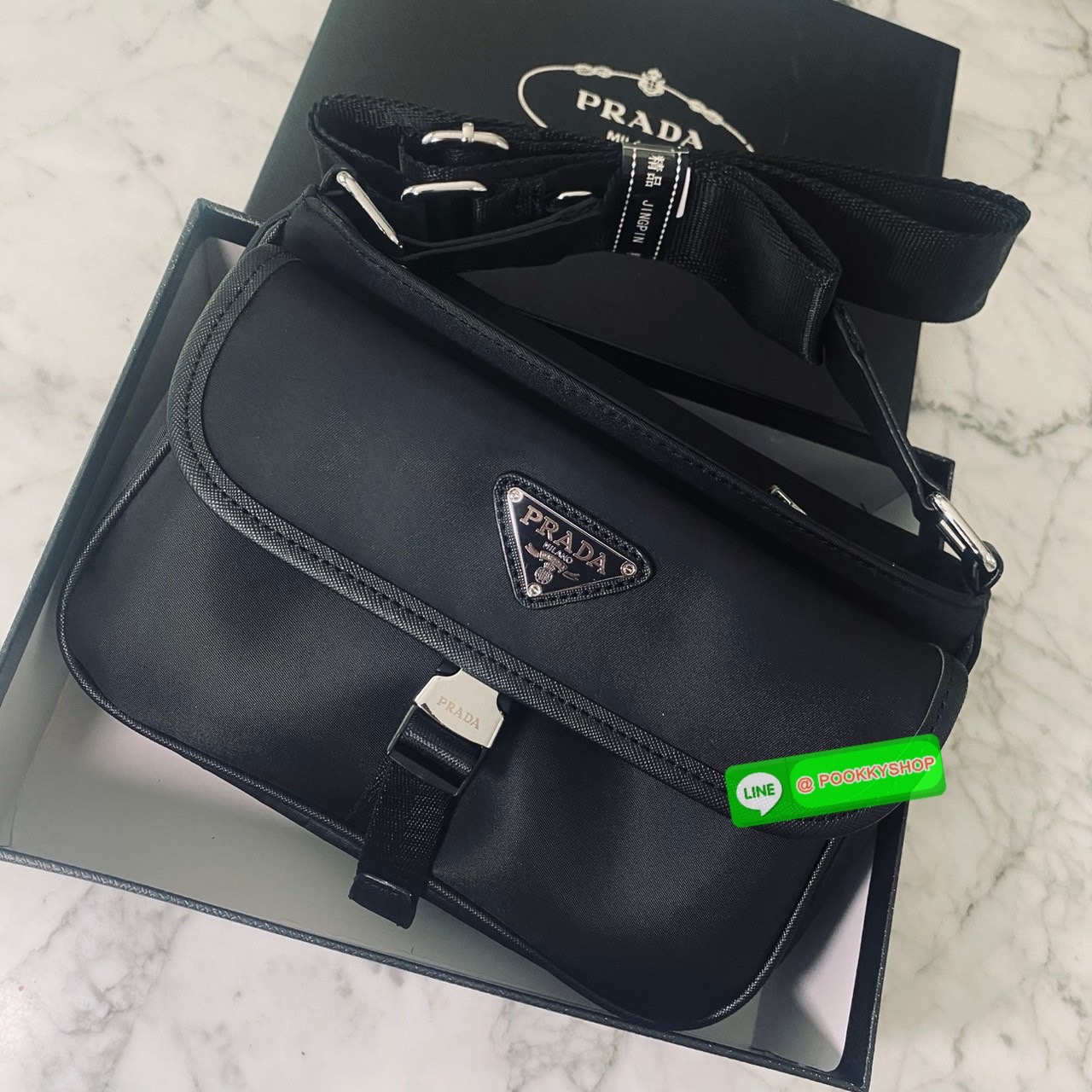 Prada Re-Nylon Messenger Bag กระเป๋าสะพายทรงแมสเซ็นเจอร์ รุ่น Unisex ใช้ได้ทั้งชายหญิง รุ่นยอดนิยมดีไซส์เรียบง่าย โทนสีดำคลาสสิกเข้าได้กับทุกลุค ขนาดกำลังดี สายสะพายยาวปรับระดับได้ สะพายไหล่หรือครอสบอดี้ก็ดูดี ดูเท่ห์ไปหมดจริงๆ ค่ะ