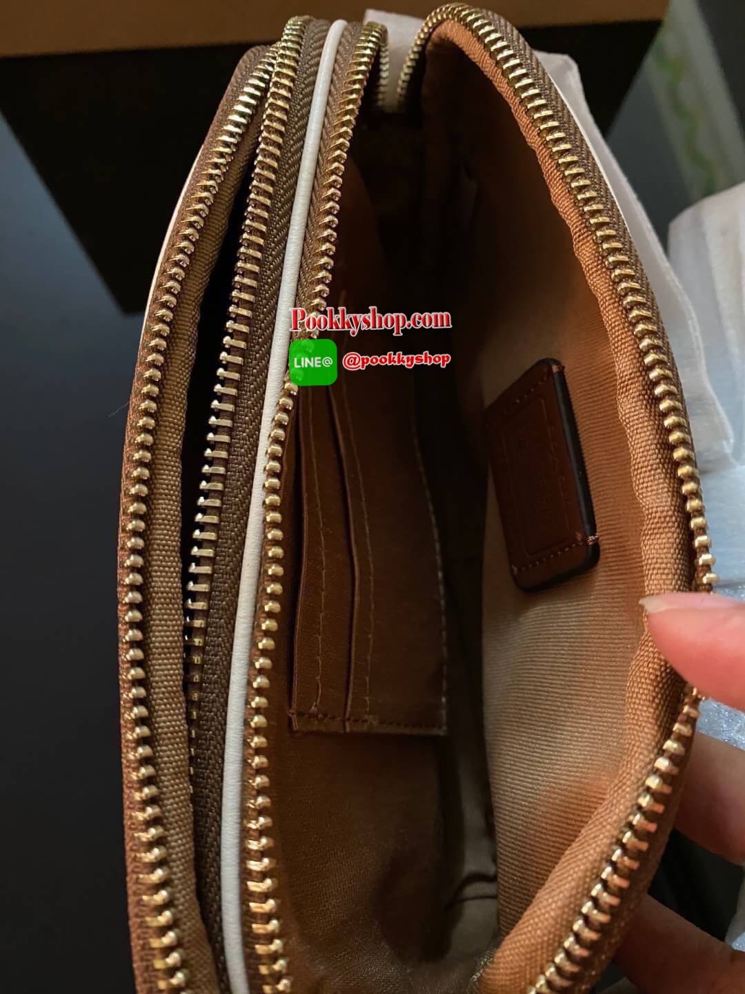 กระเป๋าสะพาย COACH เปิด - ปิดกระเป๋าด้วยซิป มีช่องใส่ของ 2 ช่องใหญ่ ด้านในมีช่องใส่ของ 1 ช่อง