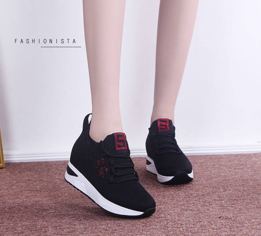 HOT FASHION แฟชั่นเสริมส้นมาแรง!! รองเท้าสลิปออนเสริมพื้น 5c.m. แต่งเชือกผูก ทรงสโลป วัสดุเนื้อผ้ายืดกระชับเท้า เนื้อหนาคุณภาพดี ขอบยางยืดเพิ่มความยืดหยุ่นในการสวมใส่ ใส่แล้วดูขาเรียวยาวสุดๆไปเลย ตัวพื้นรองเท้าเป็นยางพารากันลื่นได้ดีจ้า เพิ่มความโดดเด่นด้