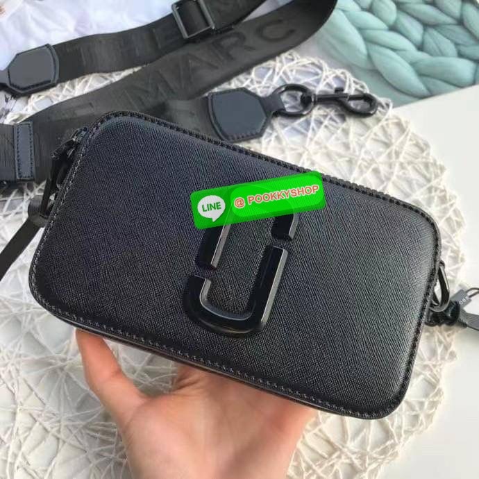 March Jacop Snapshot MJ Cross Body Bag กระเป๋าสะพายข้าง วัสดุหนัง Saffiano ด้านหน้าประดับด้วยโลโก้ J อันเป็นสัญลักษณ์ของแบรนด์ อะไหล่ทองหรูหรา มาพร้อมสายสะพายโลโก้แบบปรับได้ แบ่งเป็น2ช่องซิป ใบนี้คือเรียบหรูแต่ดูดีมาก ไม่ควรพลาดเลยค่า