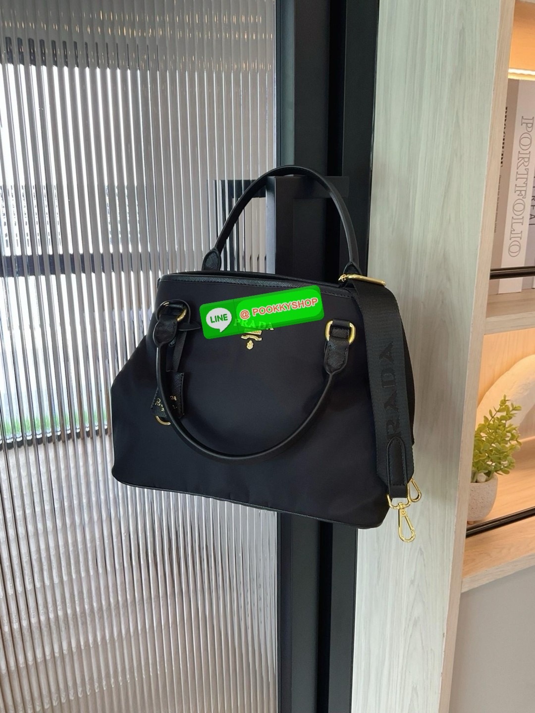 ✨ NEW ARRIVALS!! เข้าใหม่กับกระเป๋าถือ ทรงยอดฮิตจากแบรนด์ PRADA อะไหล่ทองทั้งใบ วัสดุทำจากผ้า NYLON ด้านในเปิดปิดด้วยซิป มีช่องซิปช่องแยกและช่องใหญ่ แบ่งเก็บของได้เป็นสัดส่วน ขนาดกำลังดี ใส่ของได้หลากหลาย ใส่กระเป๋าสตางค์ยาวด้านข้างมีกระดุมสามารถปร